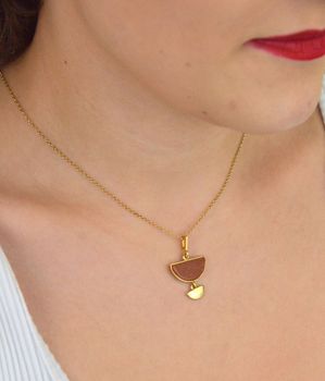 Pozłacany naszyjnik damski srebro 925 z geometryczną zawieszką i piaskiem pustyni. Długość 45 + 3 cm, zapięcie na karabińczyk. Elegancja i nowoczesność w jednym (1).JPG