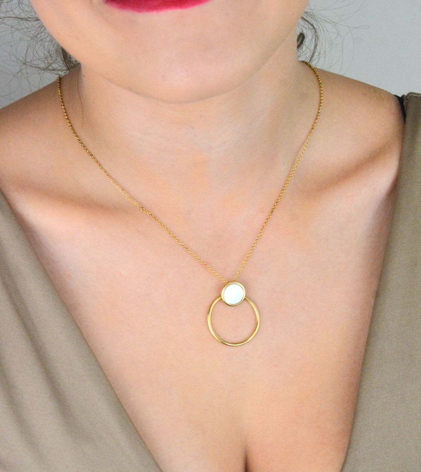 Naszyjnik damski pozłacany ze srebra 925 z zawieszką otwarte kółko i masa perłowa. Długość 45 cm + 3 cm. Waga 4,55 g. Subtelna i elegancka biżuteria na co dzień i na prezent.1.jpg