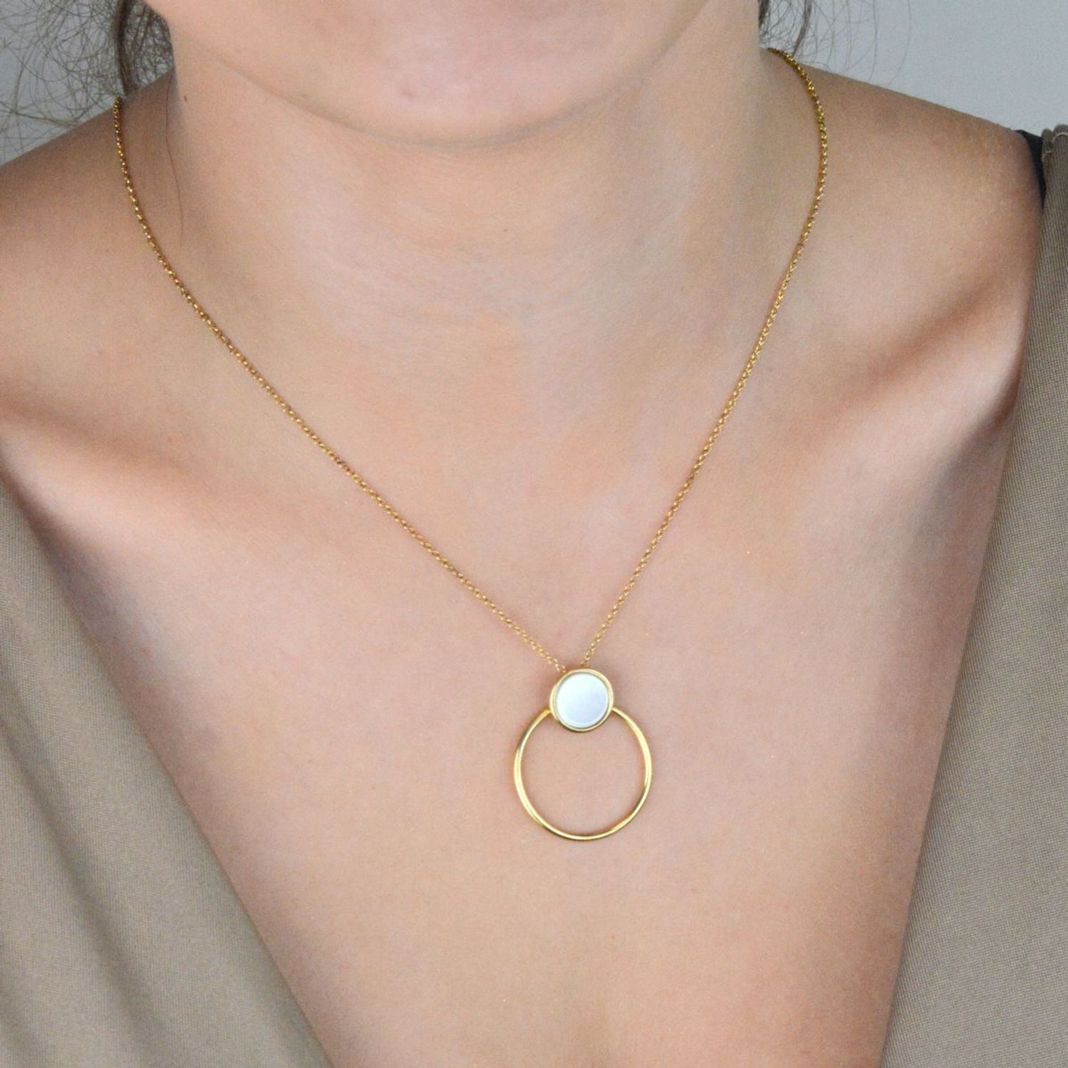 Naszyjnik damski pozłacany ze srebra 925 z zawieszką otwarte kółko i masa perłowa. Długość 45 cm + 3 cm. Waga 4,55 g. Subtelna i elegancka biżuteria na co dzień i na prezent.1.jpg