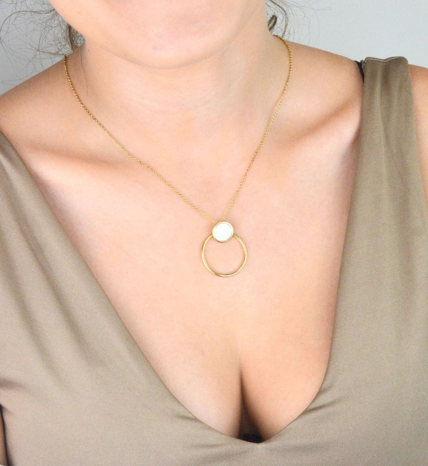 Naszyjnik damski pozłacany ze srebra 925 z zawieszką otwarte kółko i masa perłowa. Długość 45 cm + 3 cm. Waga 4,55 g. Subtelna i elegancka biżuteria na co dzień i na prezent.1.jpg