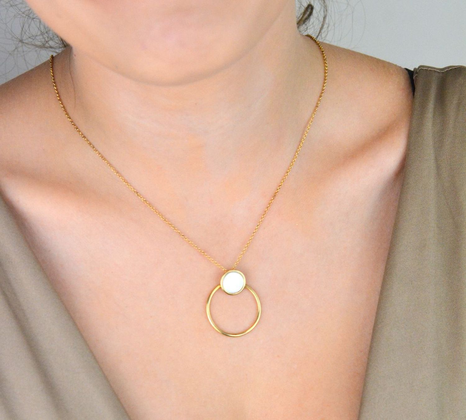 Naszyjnik damski pozłacany ze srebra 925 z zawieszką otwarte kółko i masa perłowa. Długość 45 cm + 3 cm. Waga 4,55 g. Subtelna i elegancka biżuteria na co dzień i na prezent.1.jpg