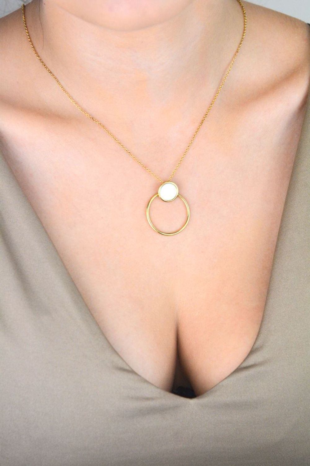 Naszyjnik damski pozłacany ze srebra 925 z zawieszką otwarte kółko i masa perłowa. Długość 45 cm + 3 cm. Waga 4,55 g. Subtelna i elegancka biżuteria na co dzień i na prezent.1.jpg