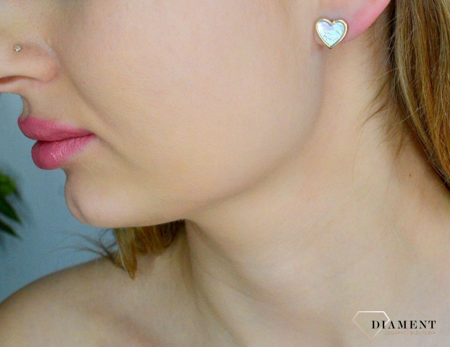 Złote kolczyki damskie 585 serca z masą perłową E0653. Złote kolczyki damskie. Kolczyki złote wkrętki. Kolczyki delikatne złote wkrętki. Kolczyki złote serca. Złote kolczyki wkrętki z masą perłową. Kolczyki złote na sztyft idea.jpg
