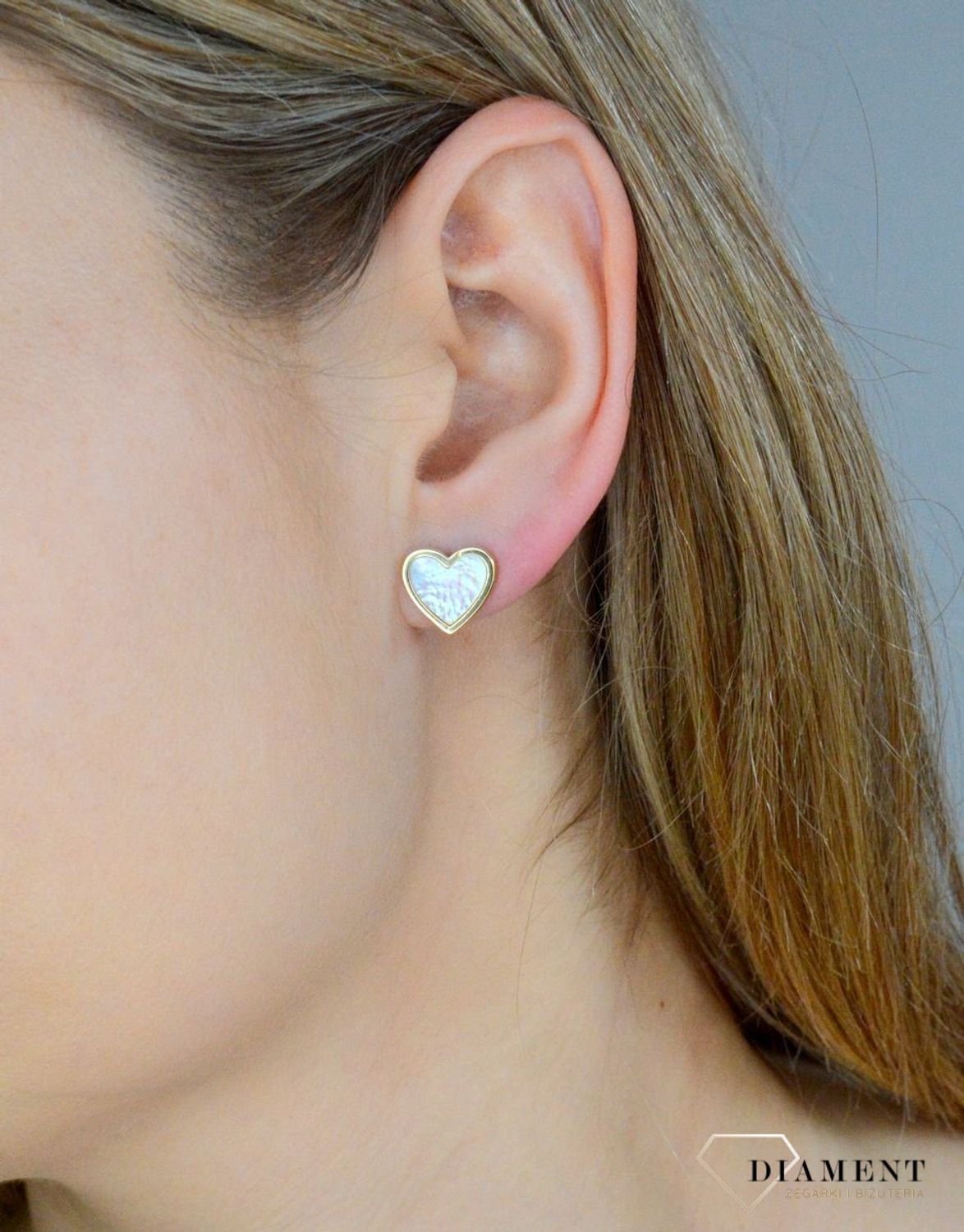 Złote kolczyki damskie 585 serca z masą perłową E0653. Złote kolczyki damskie. Kolczyki złote wkrętki. Kolczyki delikatne złote wkrętki. Kolczyki złote serca. Złote kolczyki wkrętki z masą perłową. Kolczyki złote na sztyft idea.jpg