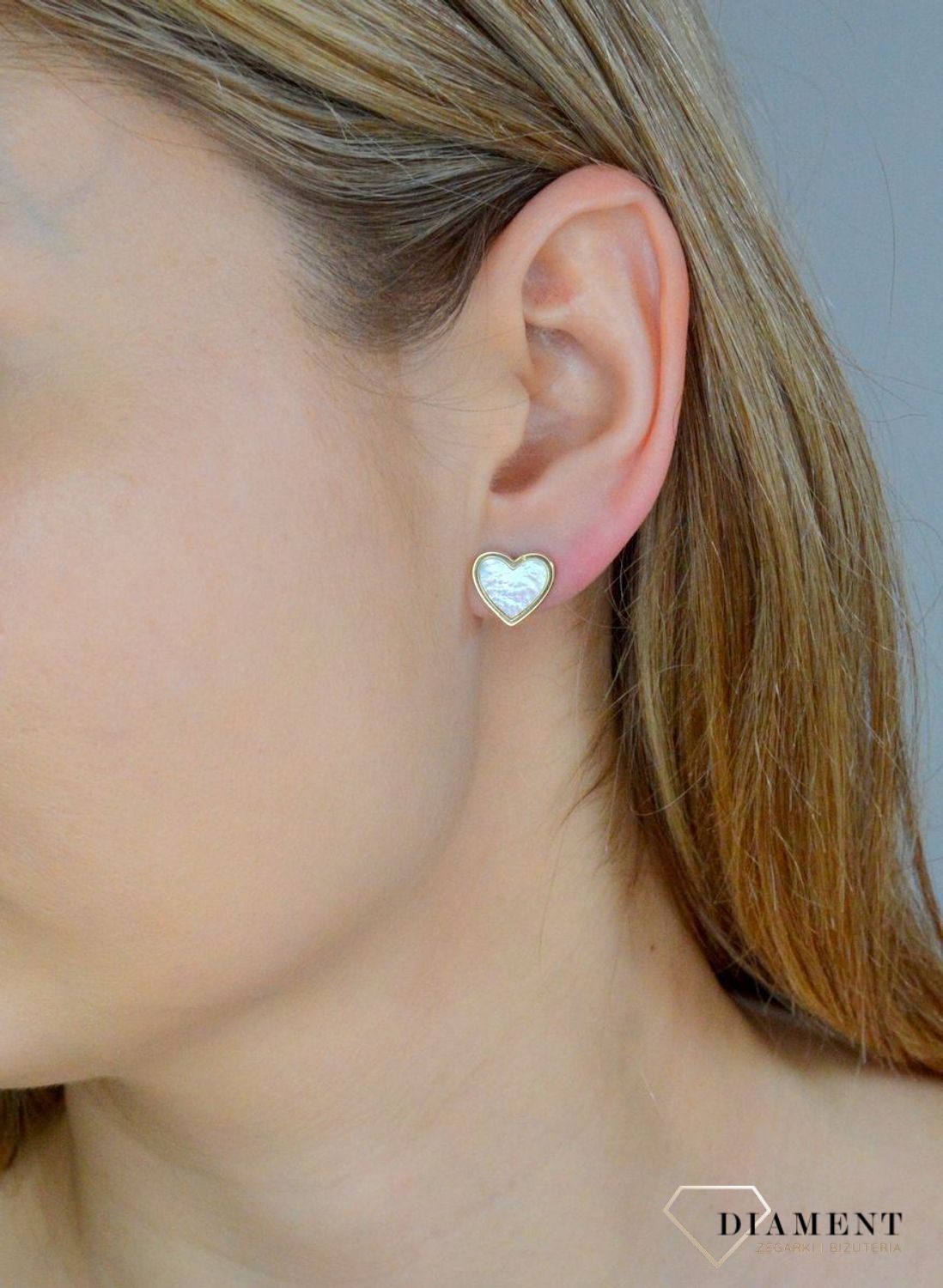 Złote kolczyki damskie 585 serca z masą perłową E0653. Złote kolczyki damskie. Kolczyki złote wkrętki. Kolczyki delikatne złote wkrętki. Kolczyki złote serca. Złote kolczyki wkrętki z masą perłową. Kolczyki złote na sztyft idea.jpg