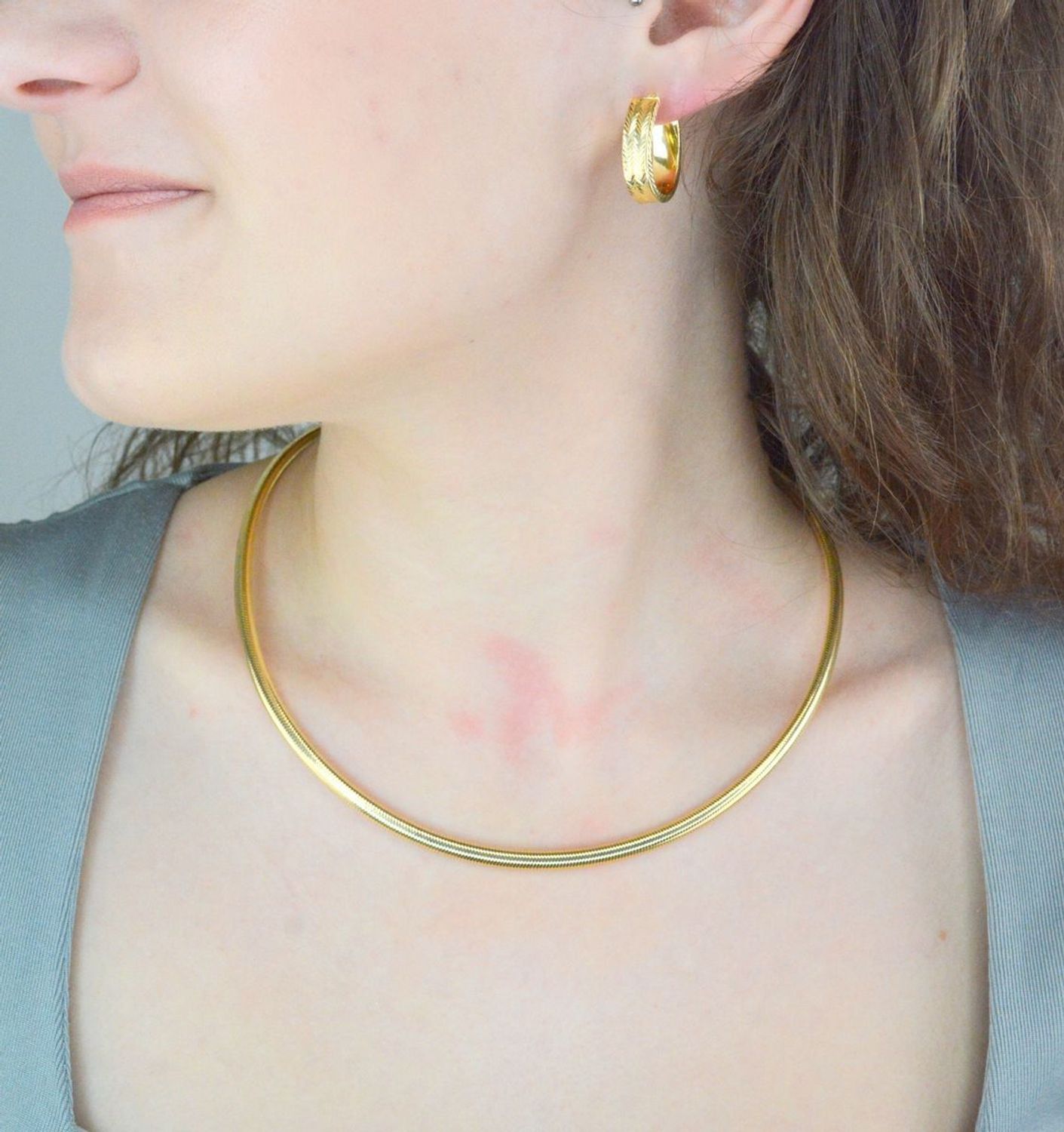 Kolczyki złote owalne zdobione grawerem pr 585, E0OMNV328  Złote kolczyki wykonane z najwyższej jakości żółtego złota, próba 585. Kolczyki w modowym stylu, wpisujące się w obecne trendy modowe.1.jpg