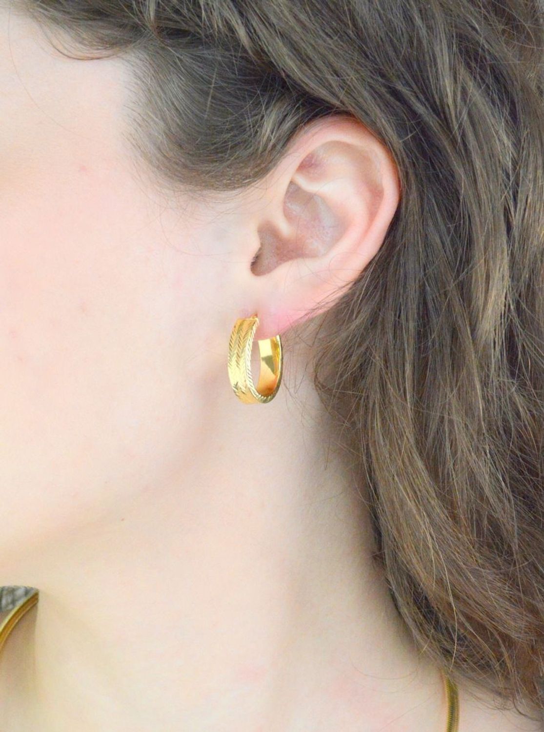 Kolczyki złote owalne zdobione grawerem pr 585, E0OMNV328  Złote kolczyki wykonane z najwyższej jakości żółtego złota, próba 585. Kolczyki w modowym stylu, wpisujące się w obecne trendy modowe.1.jpg