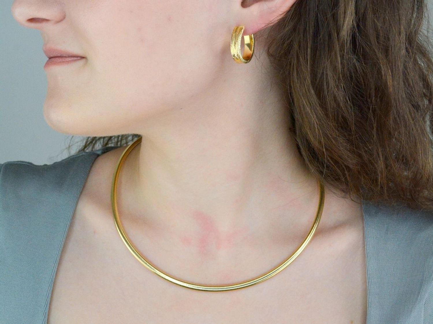 Kolczyki złote owalne zdobione grawerem pr 585, E0OMNV328  Złote kolczyki wykonane z najwyższej jakości żółtego złota, próba 585. Kolczyki w modowym stylu, wpisujące się w obecne trendy modowe.1.jpg