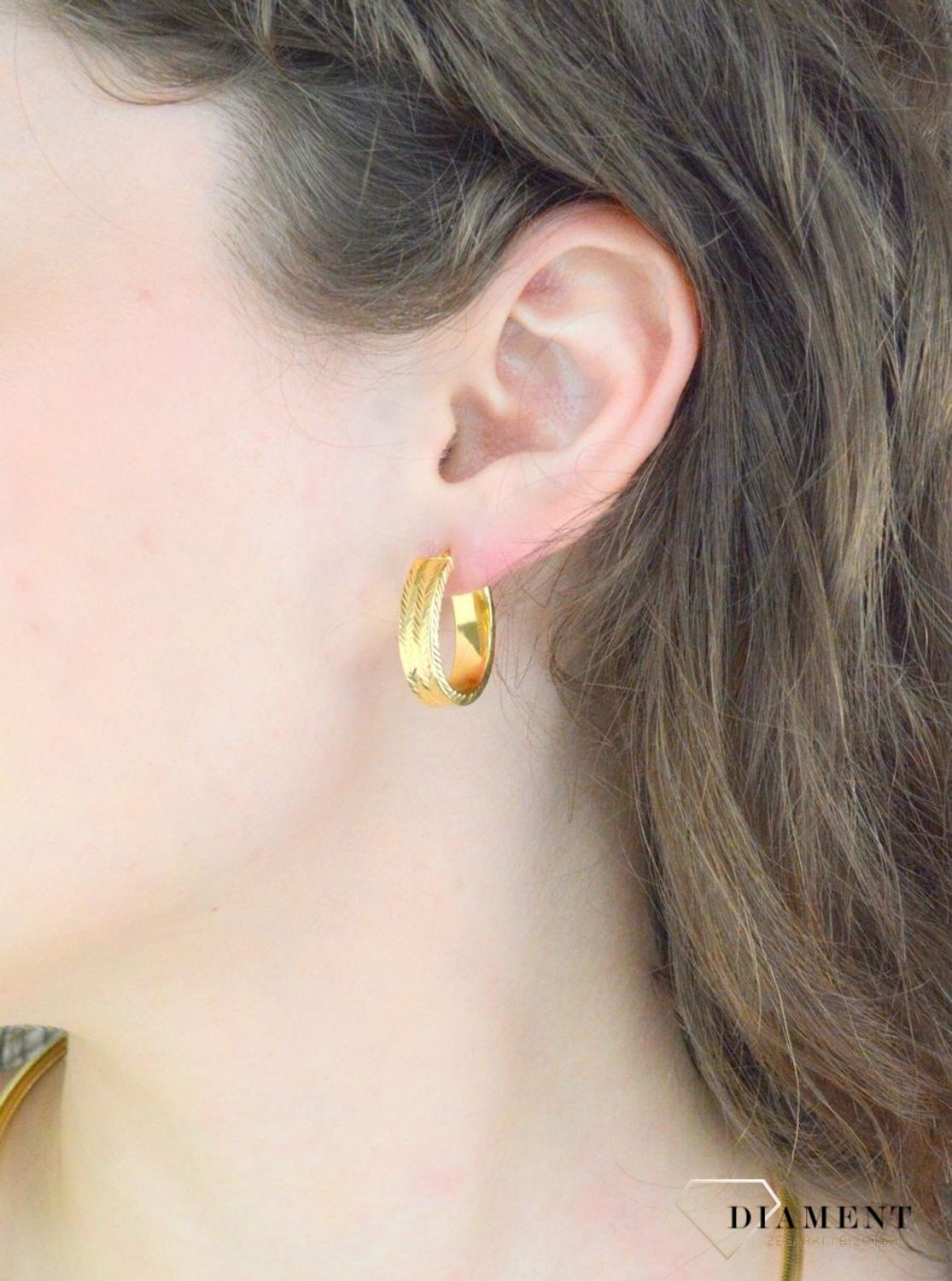 Kolczyki złote owalne zdobione grawerem pr 585, E0OMNV328  Złote kolczyki wykonane z najwyższej jakości żółtego złota, próba 585. Kolczyki w modowym stylu, wpisujące się w obecne trendy modowe.1.jpg