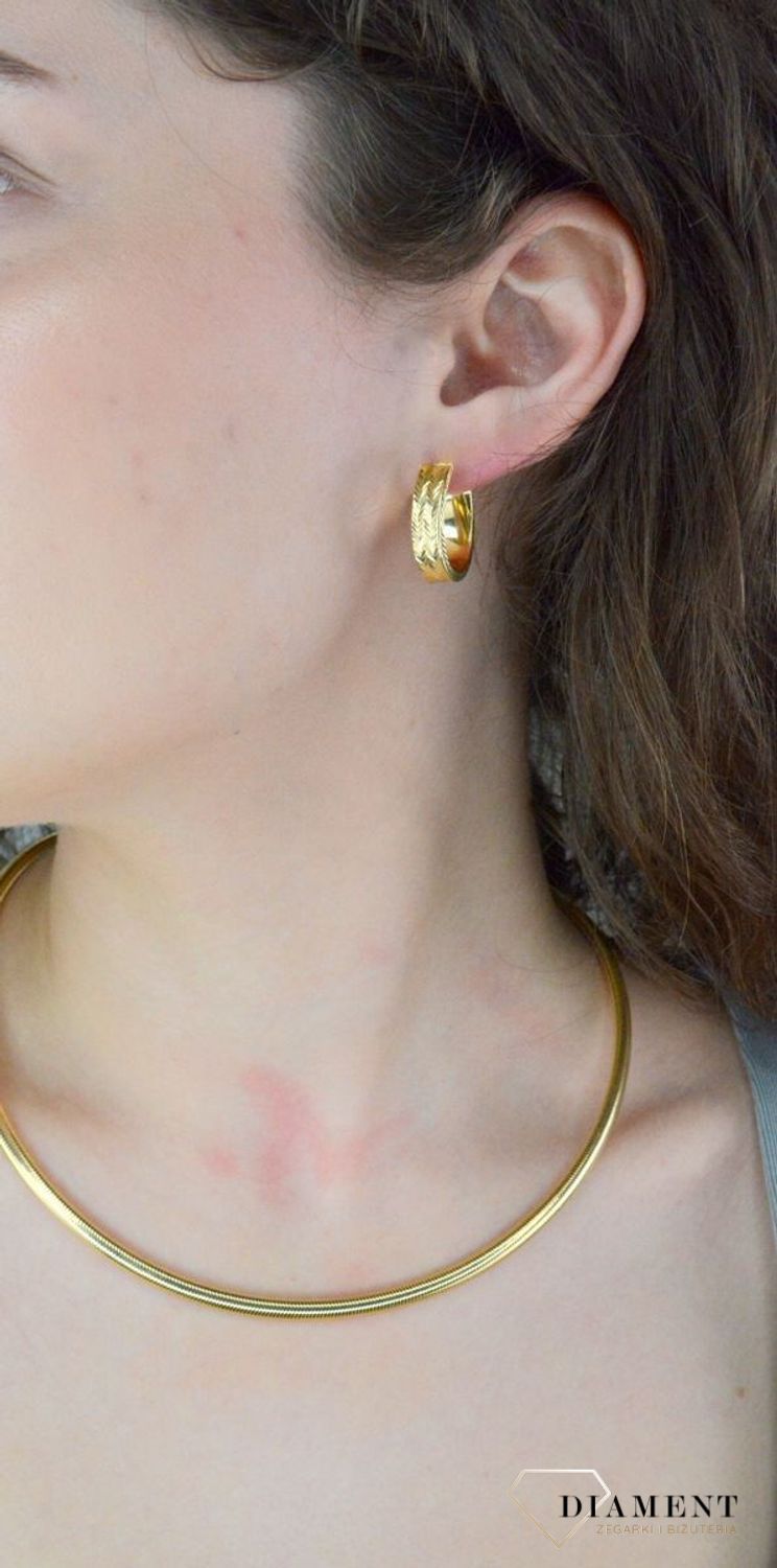 Kolczyki złote owalne zdobione grawerem pr 585, E0OMNV328  Złote kolczyki wykonane z najwyższej jakości żółtego złota, próba 585. Kolczyki w modowym stylu, wpisujące się w obecne trendy modowe.1.jpg