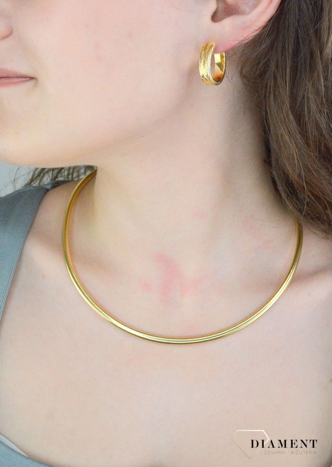 Kolczyki złote owalne zdobione grawerem pr 585, E0OMNV328  Złote kolczyki wykonane z najwyższej jakości żółtego złota, próba 585. Kolczyki w modowym stylu, wpisujące się w obecne trendy modowe.1.jpg