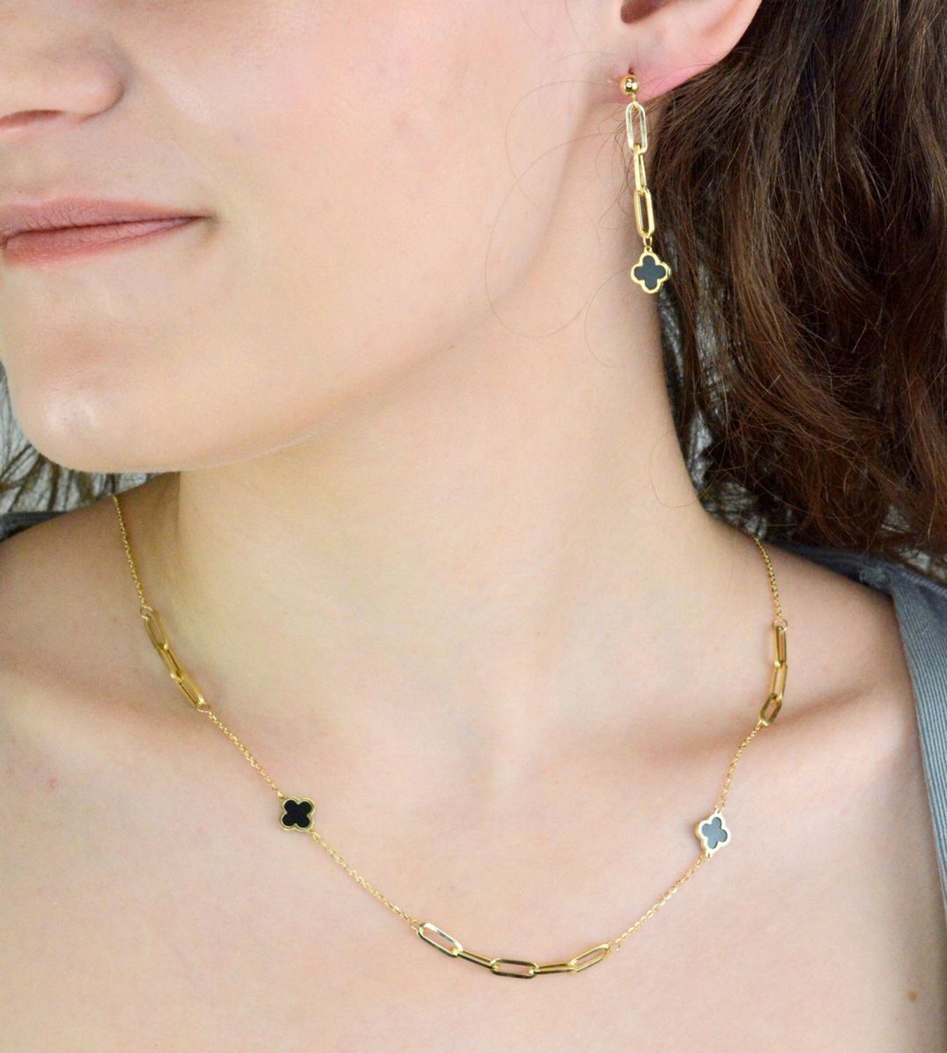 Naszyjnik złoty celebrytka koniczynka czarna pr 585, E0OR017212564501 Złoty naszyjnik 585 celebrytka z zawieszkami czarnymi koniczynkami. Niezwykły blask szlachetnego kruszcu zamknięty w wyjątkowej formie1.jpg