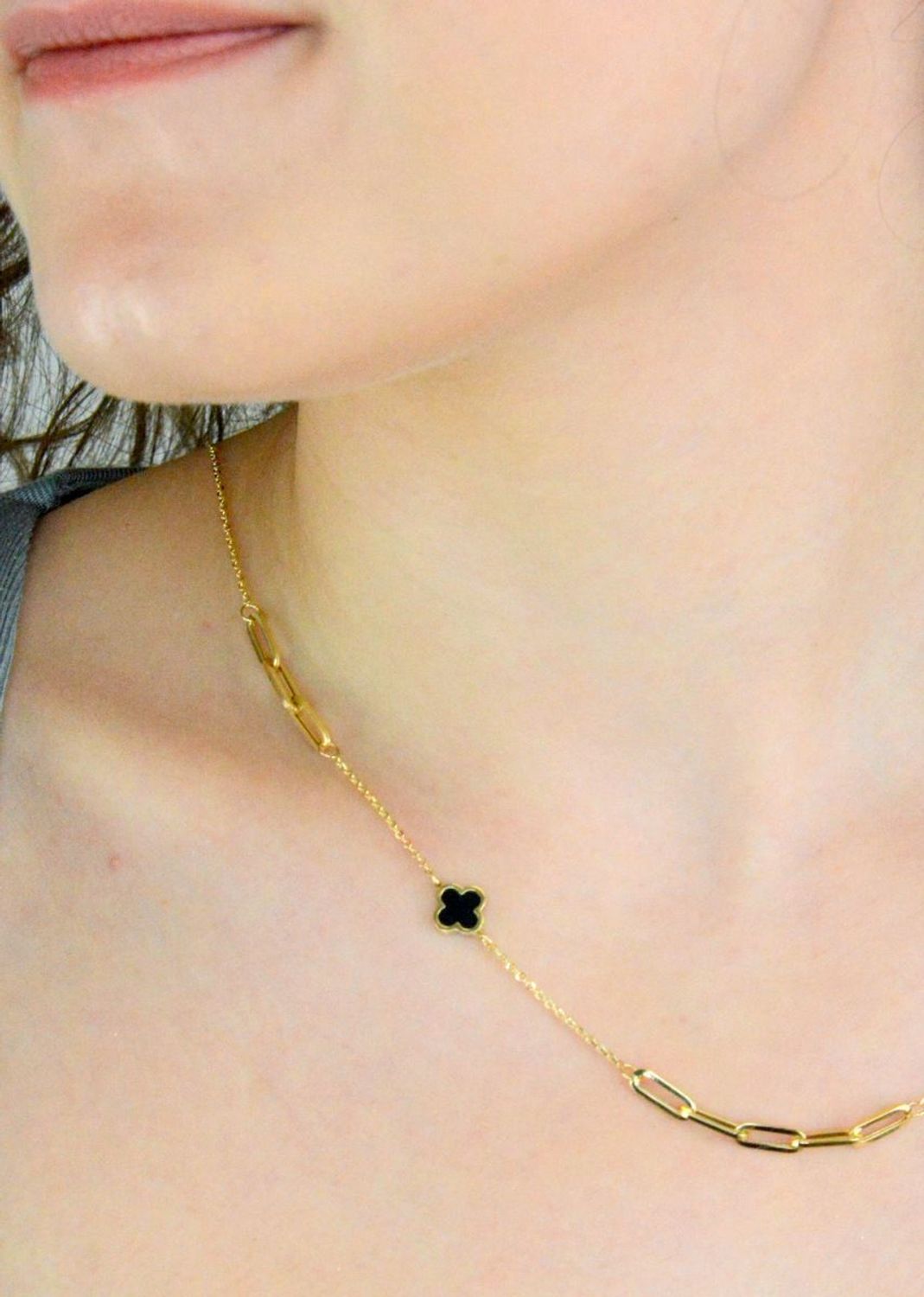 Naszyjnik złoty celebrytka koniczynka czarna pr 585, E0OR017212564501 Złoty naszyjnik 585 celebrytka z zawieszkami czarnymi koniczynkami. Niezwykły blask szlachetnego kruszcu zamknięty w wyjątkowej formie1.jpg