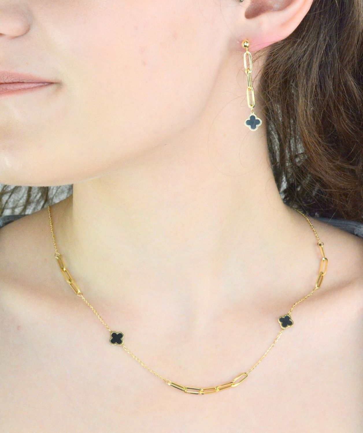 Naszyjnik złoty celebrytka koniczynka czarna pr 585, E0OR017212564501 Złoty naszyjnik 585 celebrytka z zawieszkami czarnymi koniczynkami. Niezwykły blask szlachetnego kruszcu zamknięty w wyjątkowej formie1.jpg