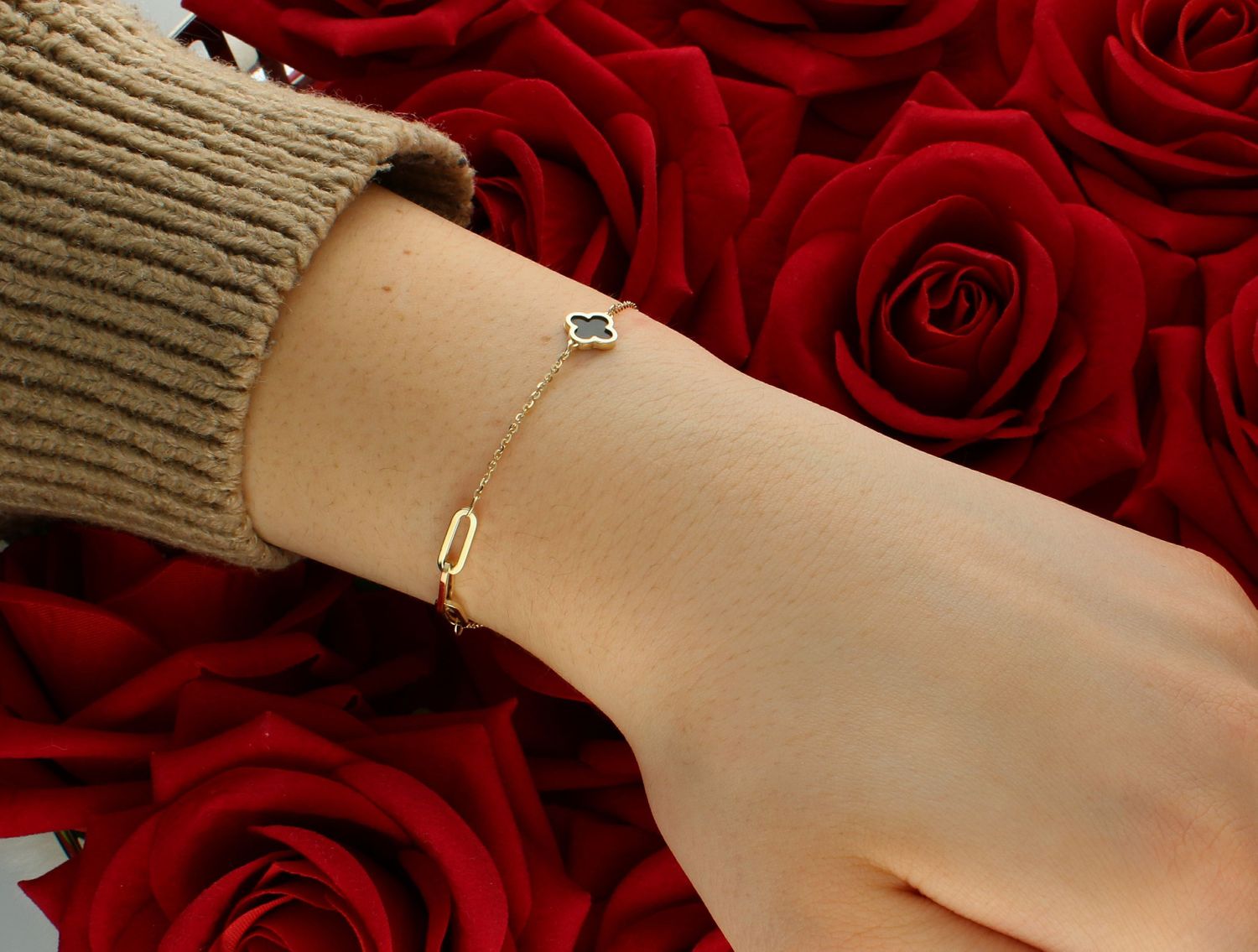 Bransoletka złota z czarną koniczynką pr 585, E0OR017239551901 Złota bransoletka celebrytka ozdobiona czarną cyrkonią. Ponadczasowa, klasyczna biżuteria, w której harmonijne wzory wspaniale łączą1.jpg