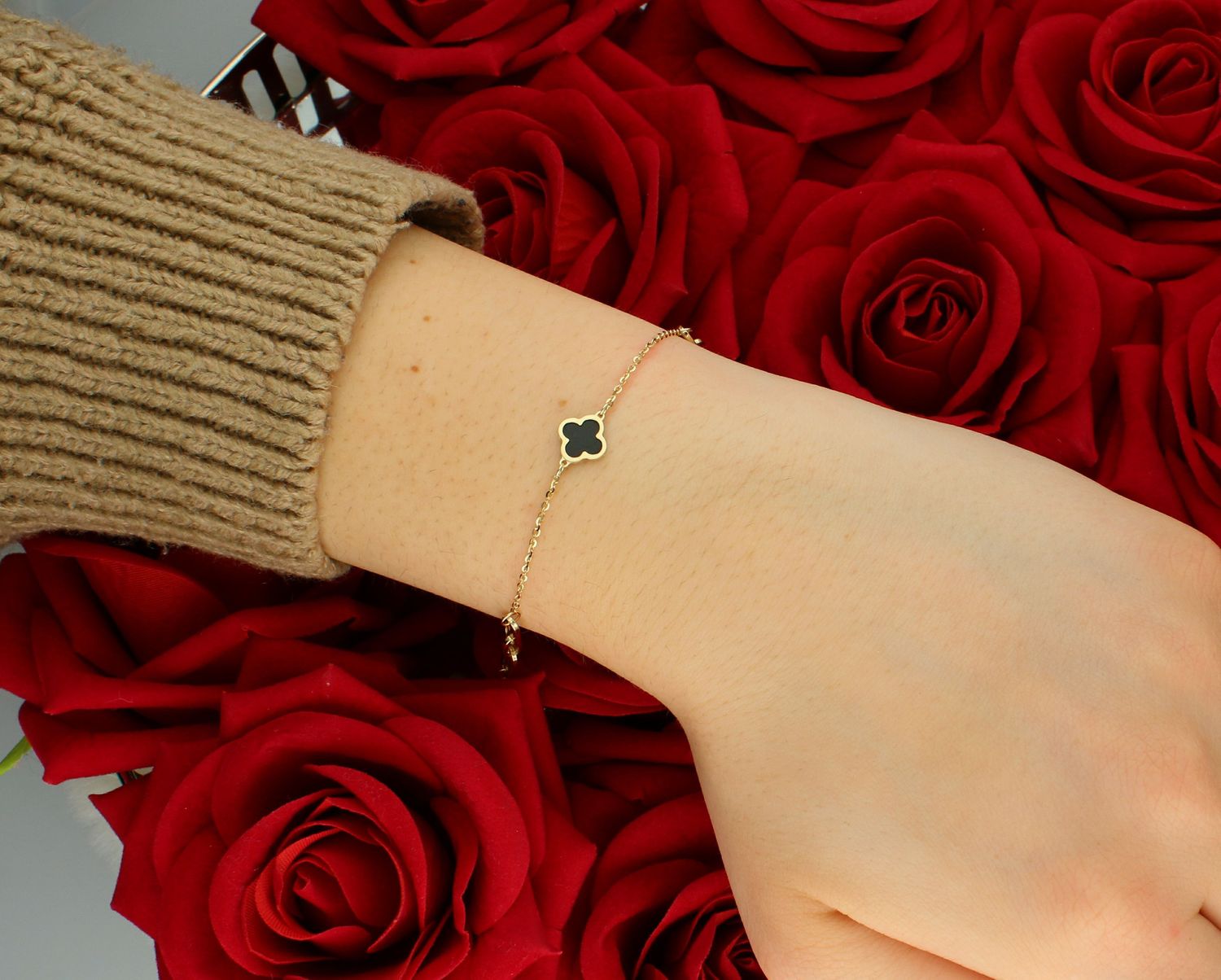 Bransoletka złota z czarną koniczynką pr 585, E0OR017239551901 Złota bransoletka celebrytka ozdobiona czarną cyrkonią. Ponadczasowa, klasyczna biżuteria, w której harmonijne wzory wspaniale łączą1.jpg