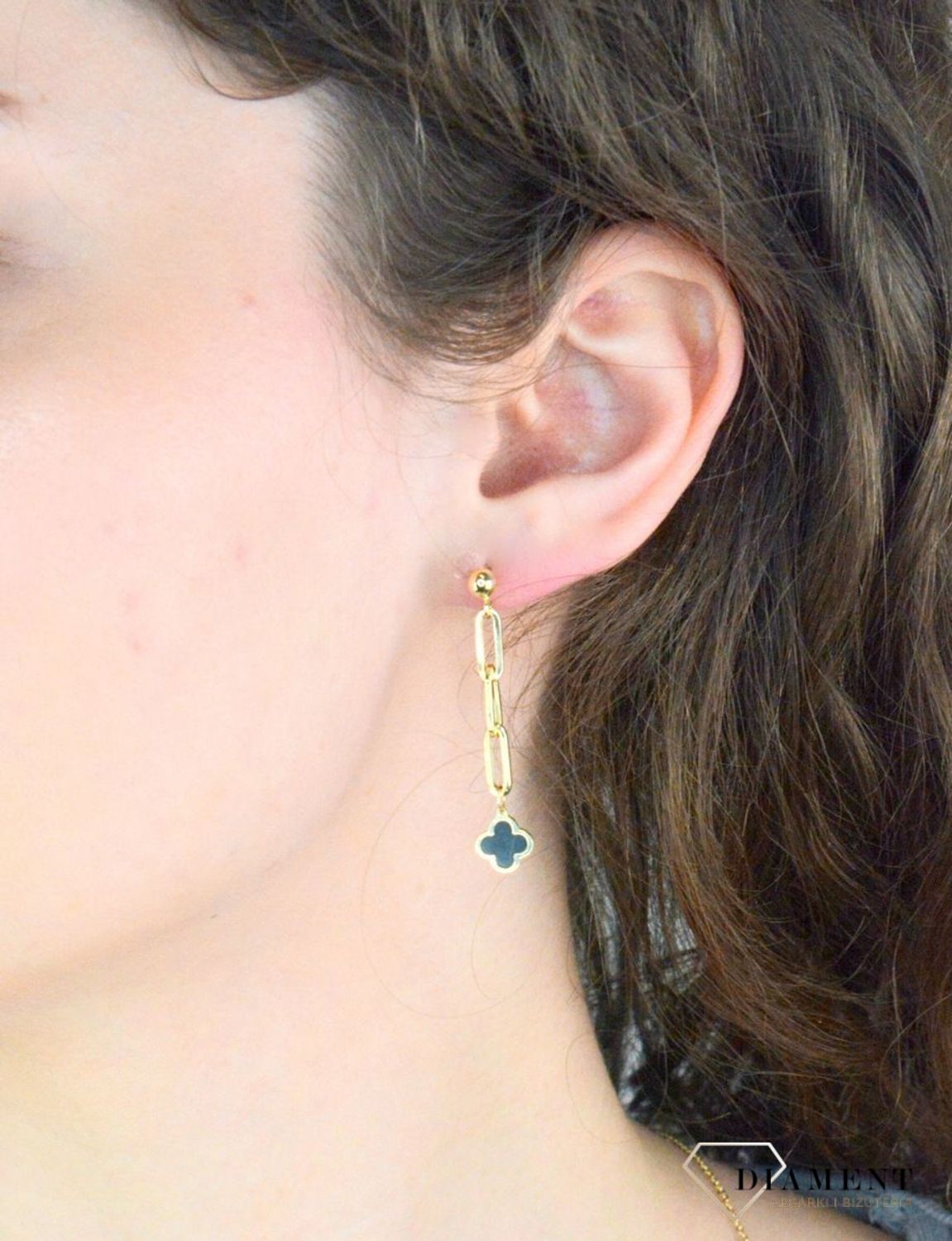 Kolczyki złote wiszące z czarną koniczynką pr 585, E0OR017261880001  Złote kolczyki wykonane z najwyższej jakości żółtego złota, próba 585 ozdobione łańcuszkiem, wykończonego wiszącymi czarnymi koniczynkami.1.jpg