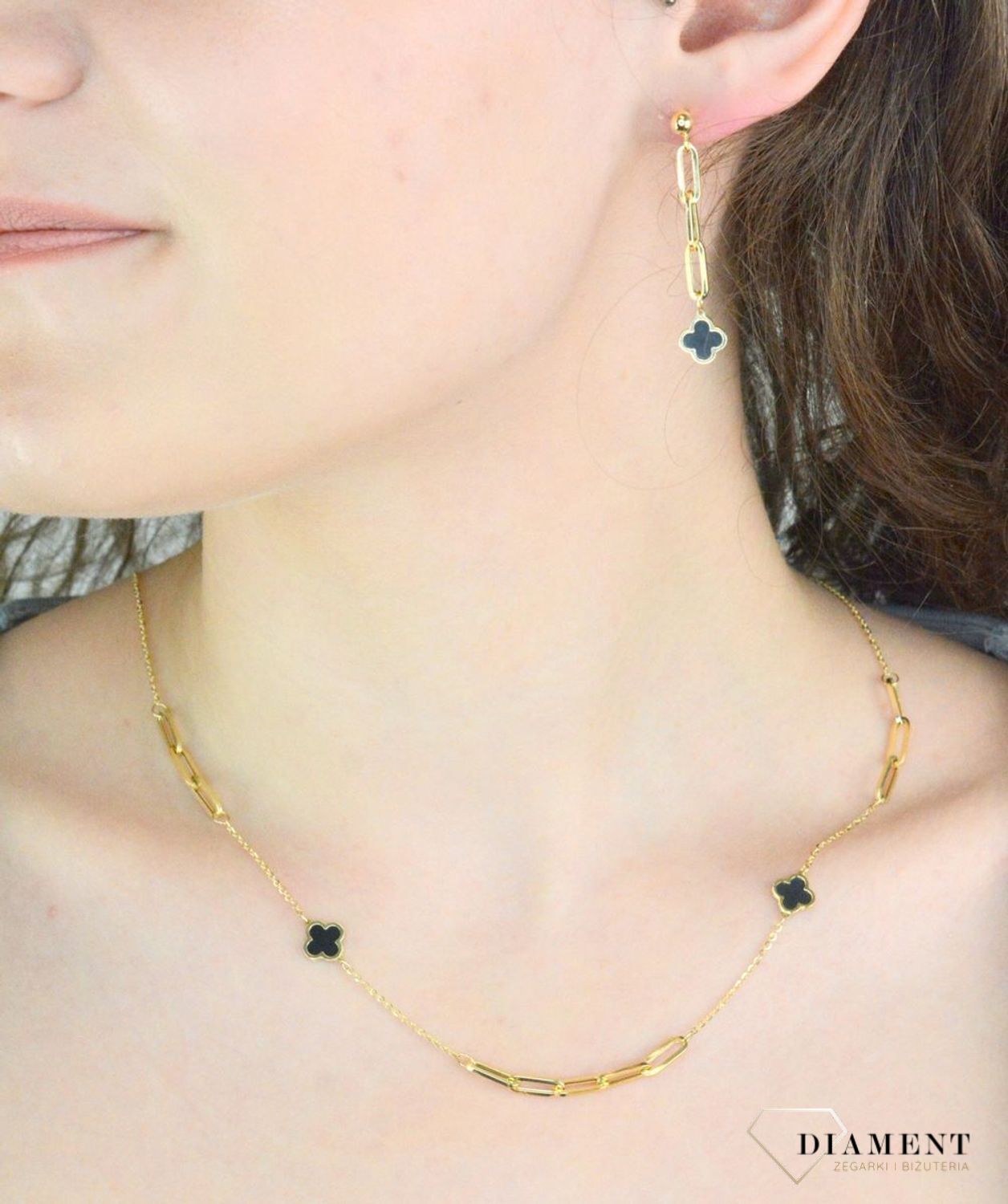 Kolczyki złote wiszące z czarną koniczynką pr 585, E0OR017261880001  Złote kolczyki wykonane z najwyższej jakości żółtego złota, próba 585 ozdobione łańcuszkiem, wykończonego wiszącymi czarnymi koniczynkami.1.jpg