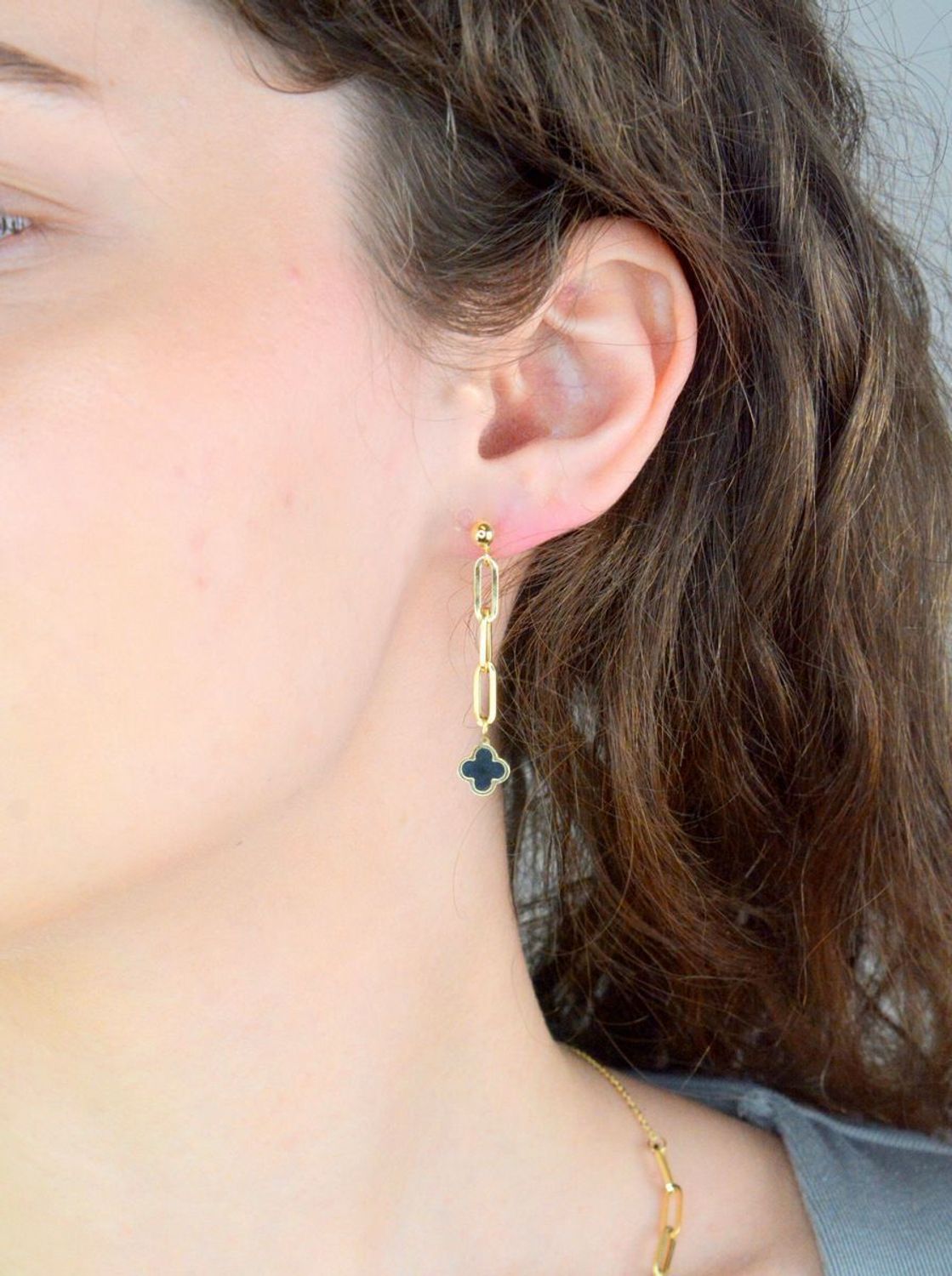 Kolczyki złote wiszące z czarną koniczynką pr 585, E0OR017261880001  Złote kolczyki wykonane z najwyższej jakości żółtego złota, próba 585 ozdobione łańcuszkiem, wykończonego wiszącymi czarnymi koniczynkami.1.jpg