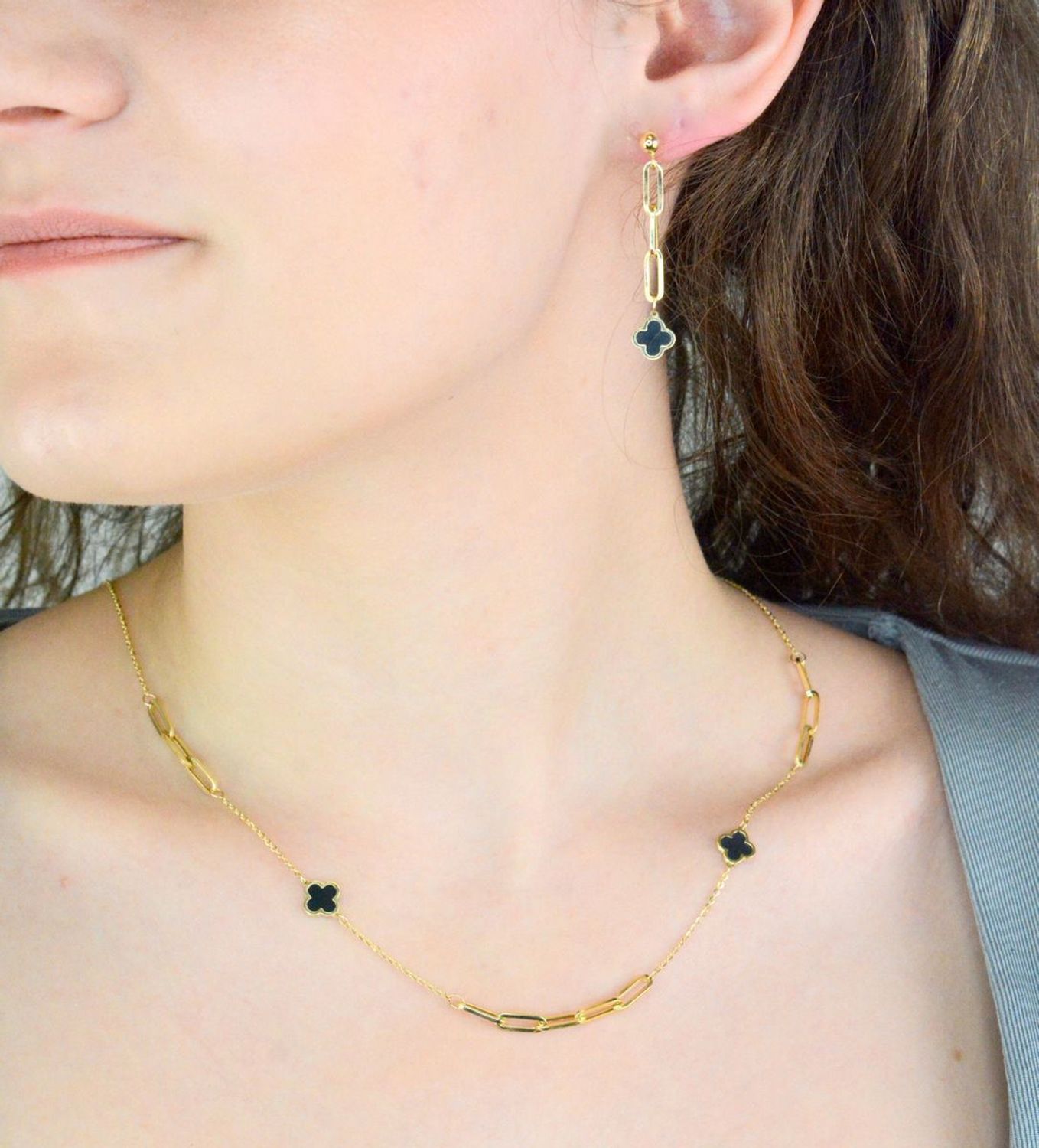 Kolczyki złote wiszące z czarną koniczynką pr 585, E0OR017261880001  Złote kolczyki wykonane z najwyższej jakości żółtego złota, próba 585 ozdobione łańcuszkiem, wykończonego wiszącymi czarnymi koniczynkami.1.jpg