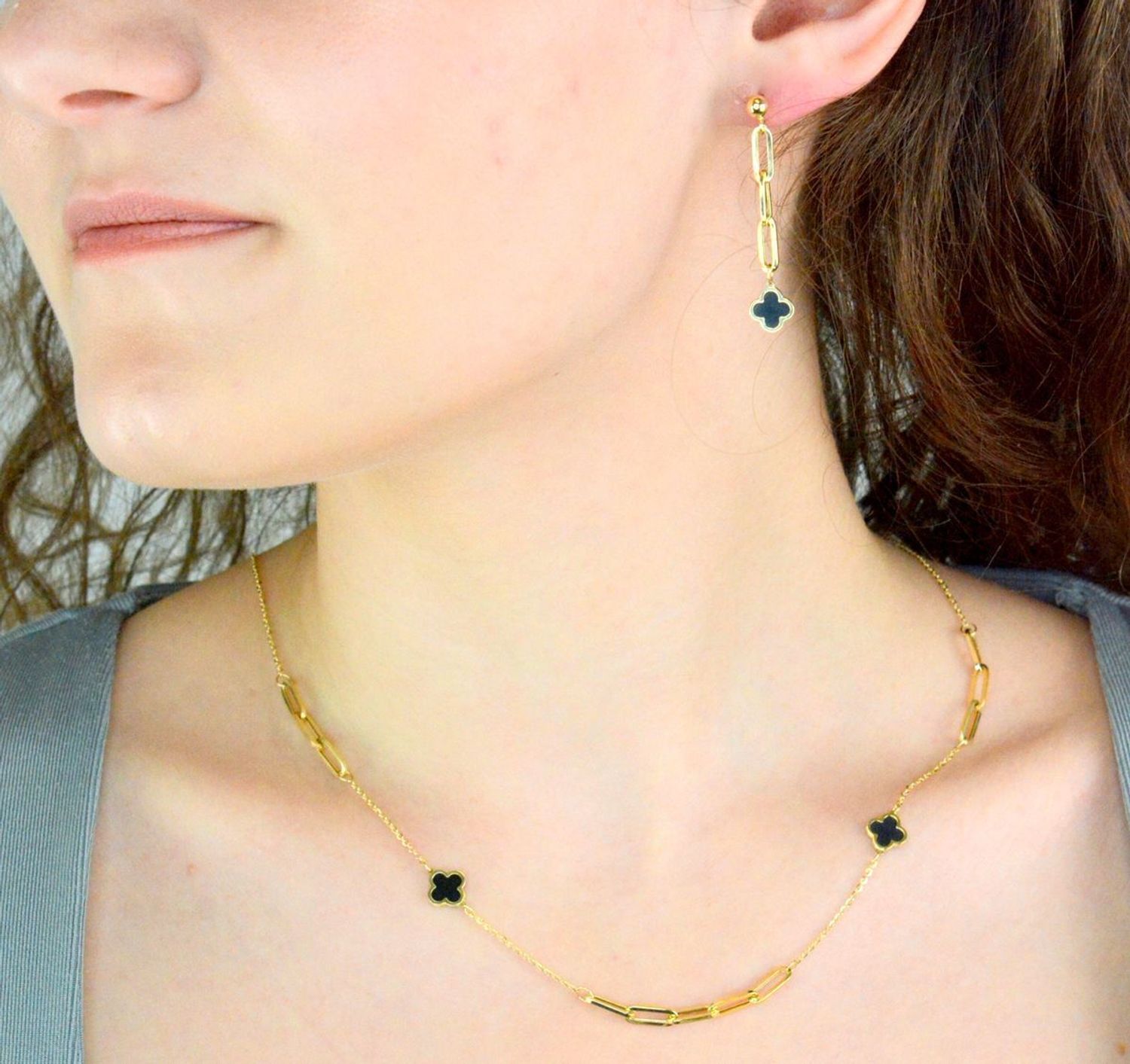 Kolczyki złote wiszące z czarną koniczynką pr 585, E0OR017261880001  Złote kolczyki wykonane z najwyższej jakości żółtego złota, próba 585 ozdobione łańcuszkiem, wykończonego wiszącymi czarnymi koniczynkami.1.jpg