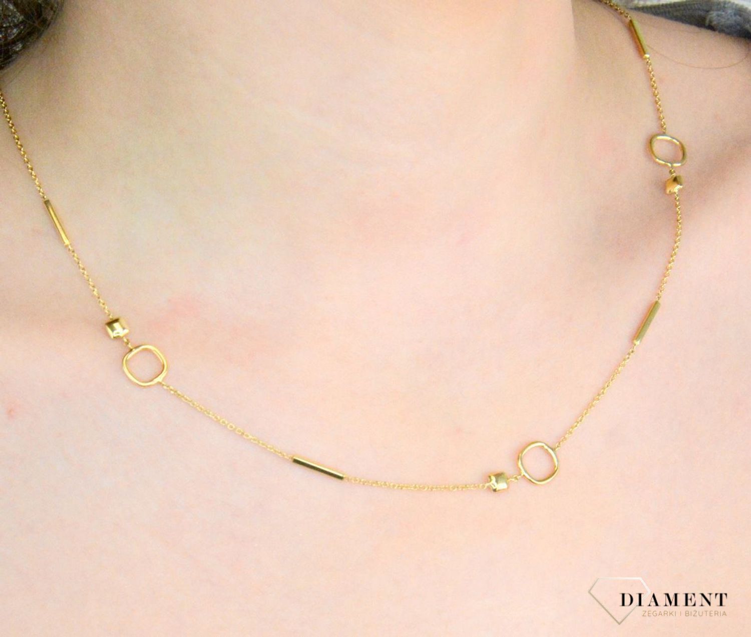 Naszyjnik złoty celebrytka pr 585, E0OR022208064501 Złoty naszyjnik 585 celebrytka. Niezwykły blask szlachetnego kruszcu zamknięty w wyjątkowej formie. Subtelny kontur elementów ozdobnych1.jpg