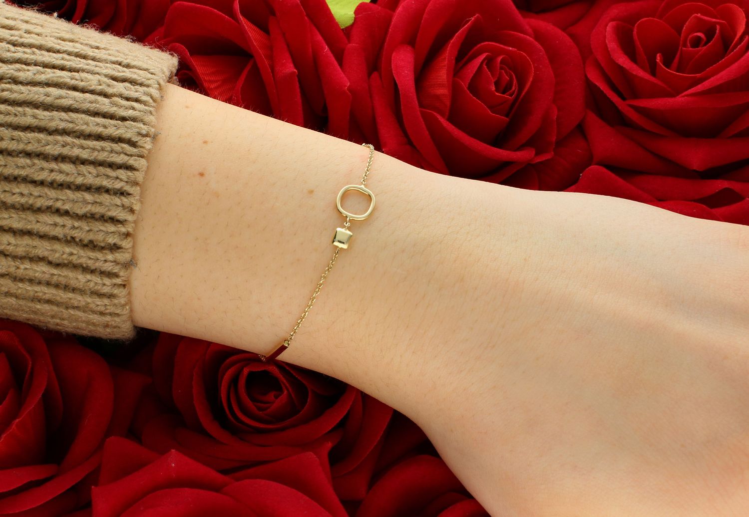 Bransoletka złota celebrytka pr 585, E0OR022255521901 Złota bransoletka celebrytka ozdobiona kwadracikami. Ponadczasowa, klasyczna biżuteria, w której harmonijne wzory wspaniale łączą się z blaskiem żółtego złota.1.jpg