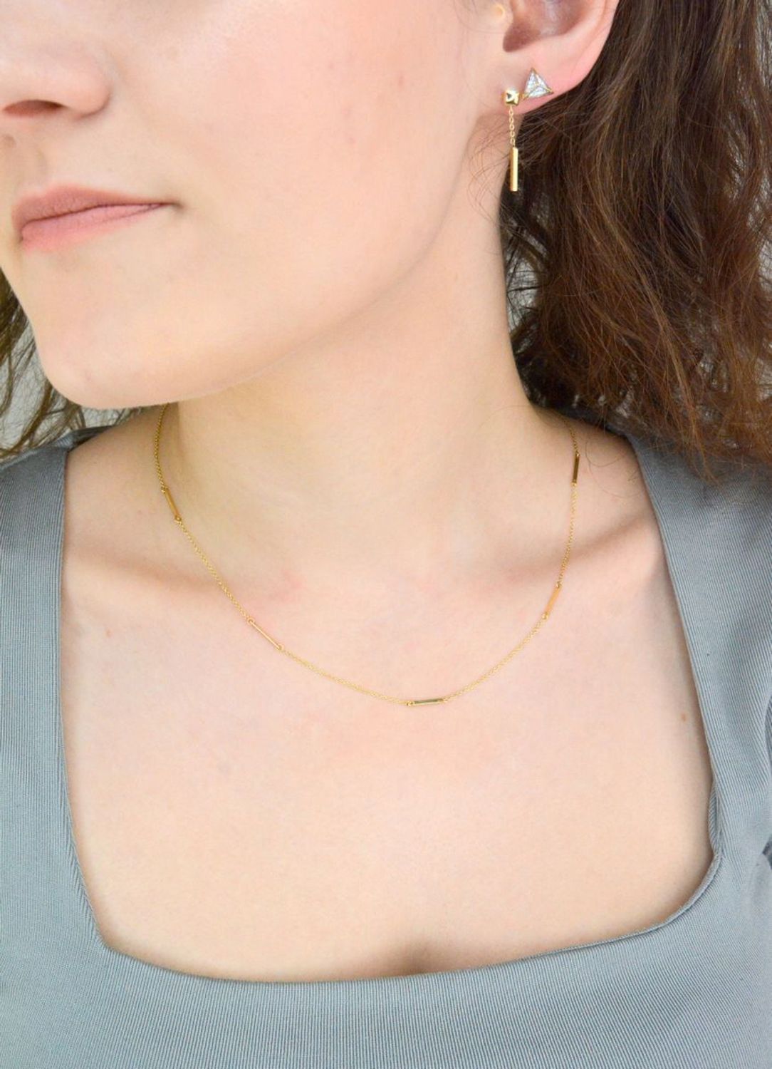 Kolczyki wiszące złote kwadraciki z wiszącym patyczkiem pr 585, E0OR022280050001 Złote kolczyki wykonane z najwyższej jakości żółtego złota, próba 585. Kolczyki w modowym stylu, wpisujące się w obecne trendy modowe.1.jpg