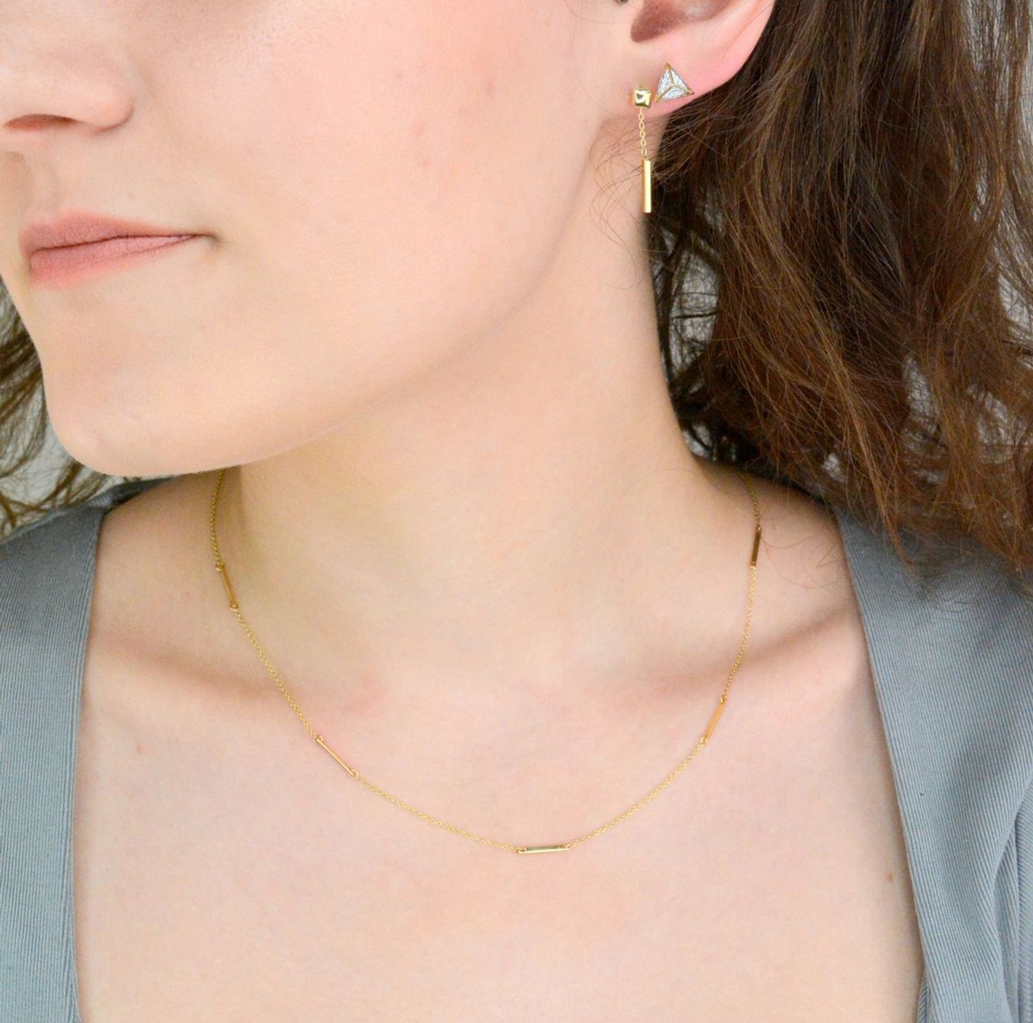 Kolczyki wiszące złote kwadraciki z wiszącym patyczkiem pr 585, E0OR022280050001 Złote kolczyki wykonane z najwyższej jakości żółtego złota, próba 585. Kolczyki w modowym stylu, wpisujące się w obecne trendy modowe.1.jpg