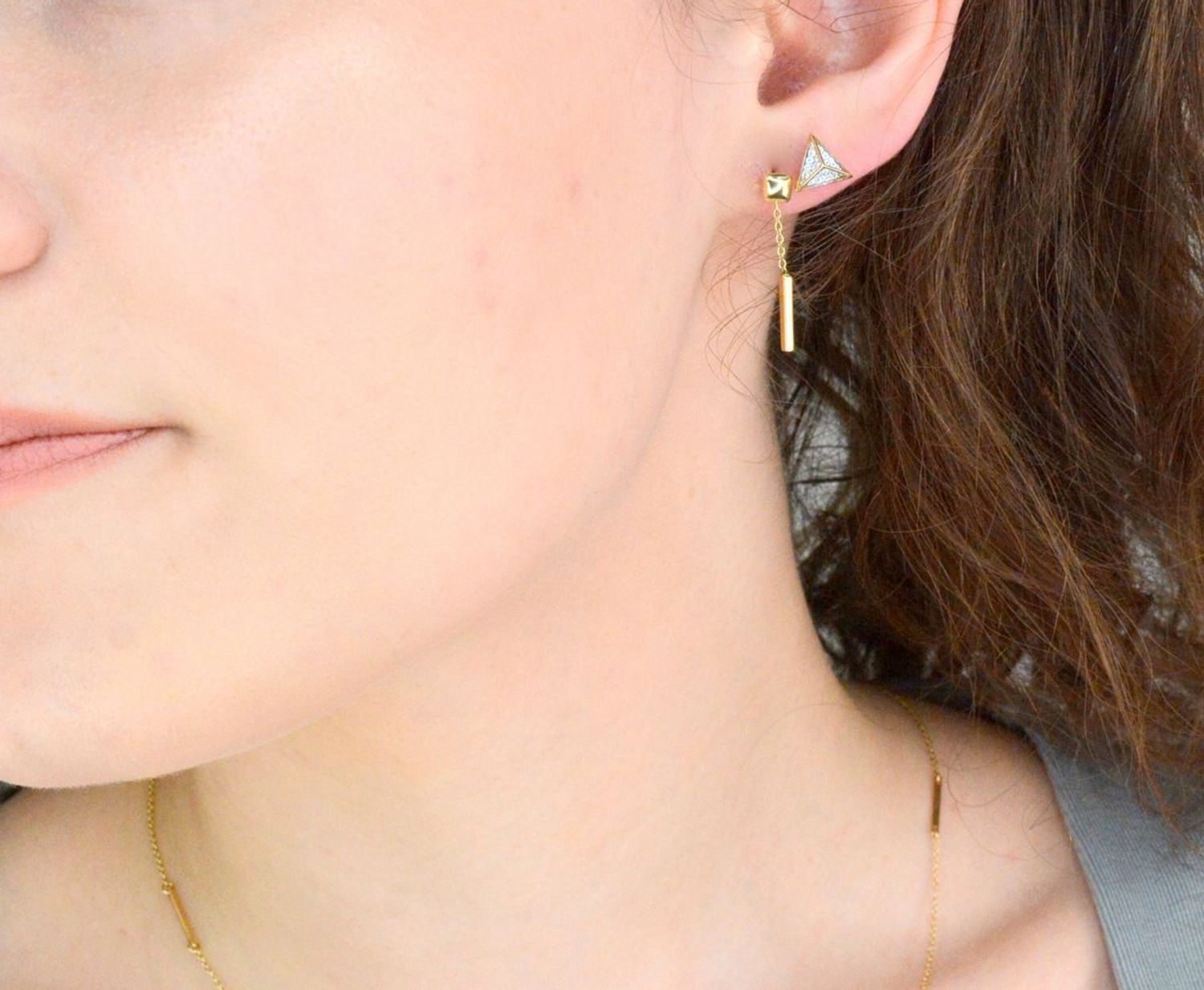 Kolczyki wiszące złote kwadraciki z wiszącym patyczkiem pr 585, E0OR022280050001 Złote kolczyki wykonane z najwyższej jakości żółtego złota, próba 585. Kolczyki w modowym stylu, wpisujące się w obecne trendy modowe.1.jpg