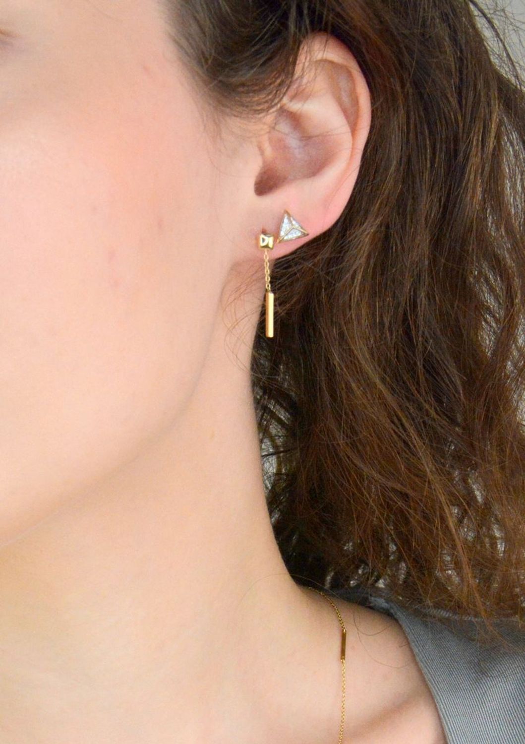 Kolczyki wiszące złote kwadraciki z wiszącym patyczkiem pr 585, E0OR022280050001 Złote kolczyki wykonane z najwyższej jakości żółtego złota, próba 585. Kolczyki w modowym stylu, wpisujące się w obecne trendy modowe.1.jpg