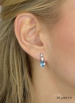 Złote kolczyki DIAMENT 585 białe złoto, topaz E2127W-10 💎 Złote kolczyki z białego złota ozdobione diamentami i topazem w kolorze niebieskim (2).JPG