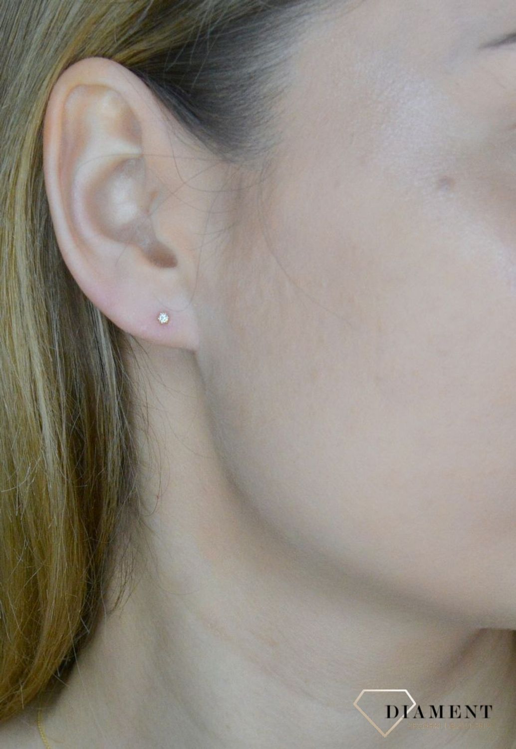 Kolczyki złote damskie 585 wkrętki z diamentami E279306. Kolczyki złote damskie 585 wkrętki z diamentami . Przepiękne kolczyki złote z diamentami z zapięciem typu sztyft wykonane zostały z 14- karatowego złota próby 585..jpg