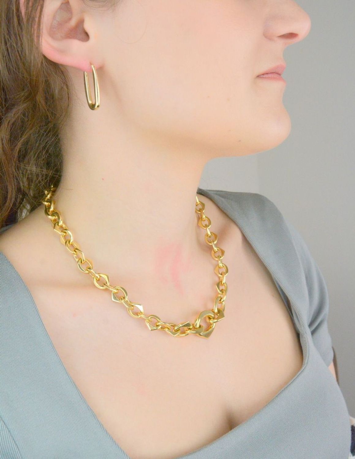 Kolczyki damskie złote pr 585, E3NUO14334 Złote kolczyki wykonane z najwyższej jakości żółtego złota, próba 585. Kolczyki w modowym stylu, wpisujące się w obecne trendy modowe. Delikatna forma1.jpg