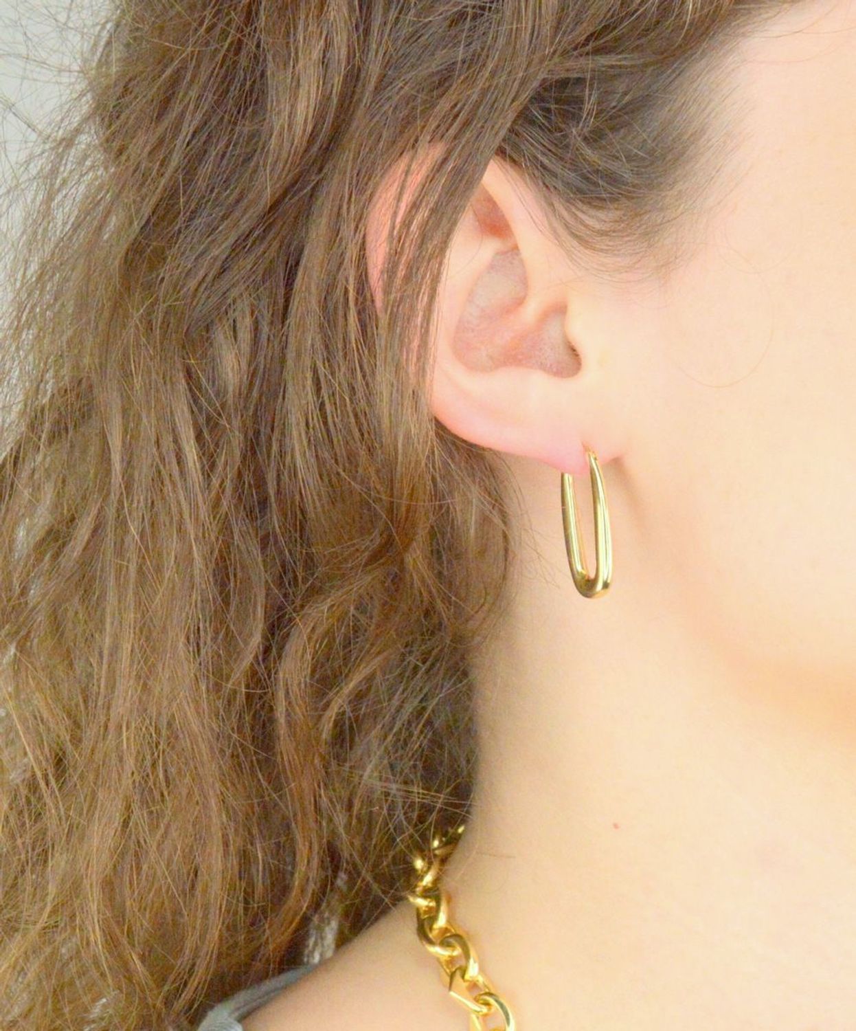 Kolczyki damskie złote pr 585, E3NUO14334 Złote kolczyki wykonane z najwyższej jakości żółtego złota, próba 585. Kolczyki w modowym stylu, wpisujące się w obecne trendy modowe. Delikatna forma1.jpg