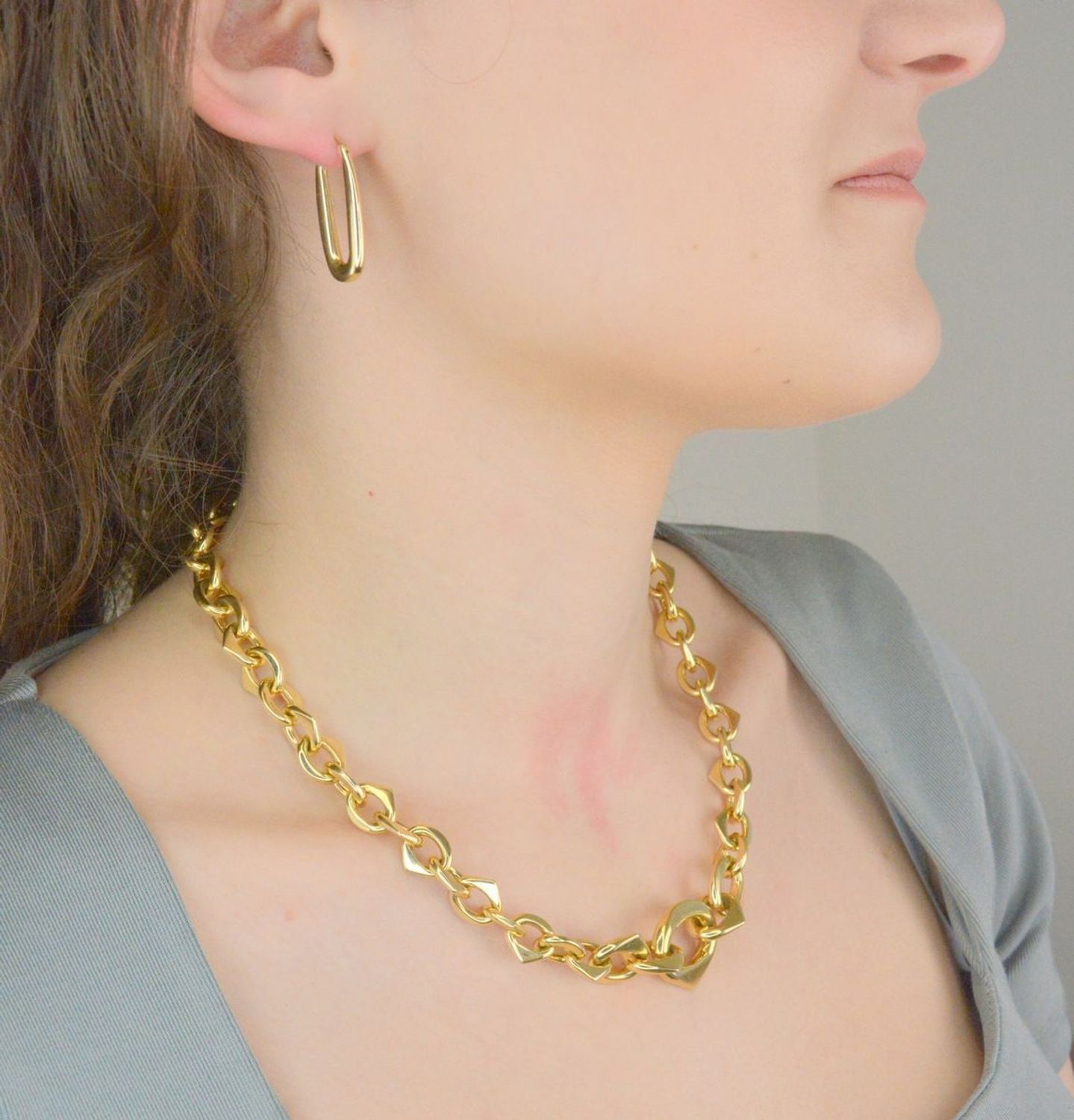 Kolczyki damskie złote pr 585, E3NUO14334 Złote kolczyki wykonane z najwyższej jakości żółtego złota, próba 585. Kolczyki w modowym stylu, wpisujące się w obecne trendy modowe. Delikatna forma1.jpg