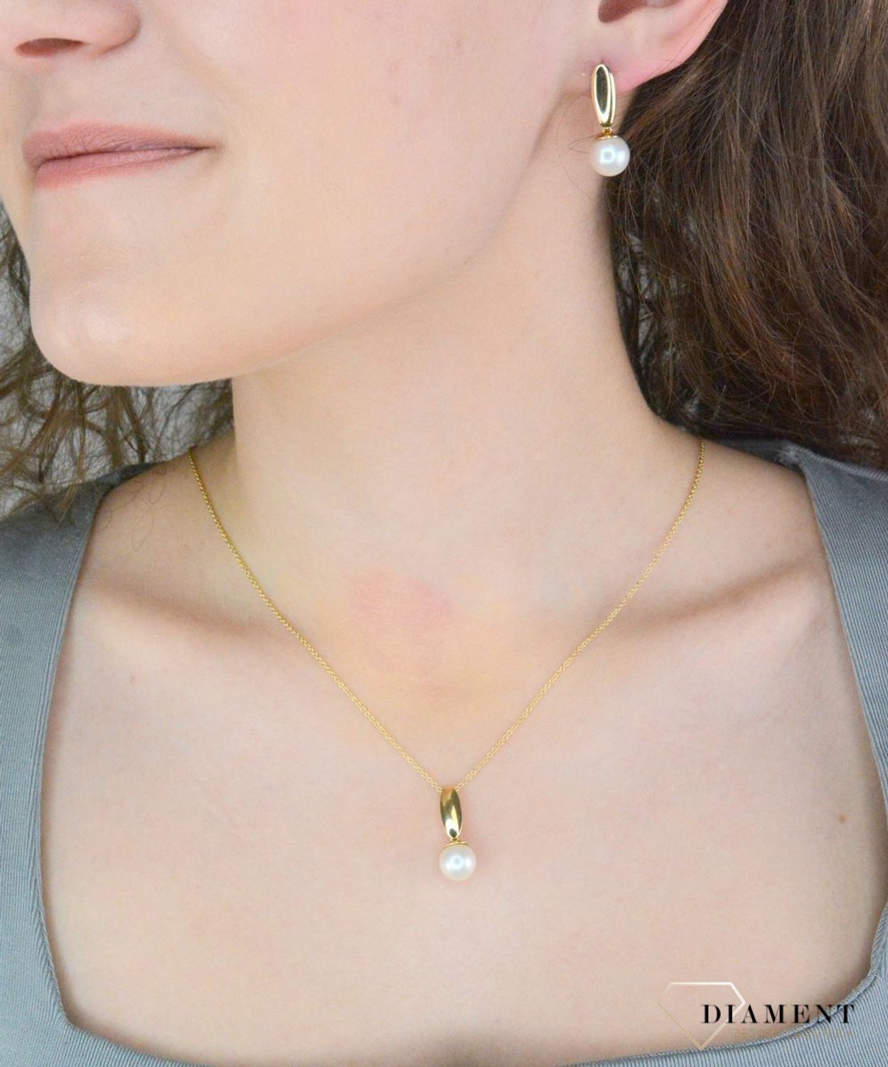 Kolczyki złote wiszące perły pr 585, E5PPBOUO15PE. Złote kolczyki wykonane z najwyższej jakości żółtego złota, próba 585 ozdobione perłą. Kolczyki w modowym stylu, wpisujące się w obecne trendy1.jpg