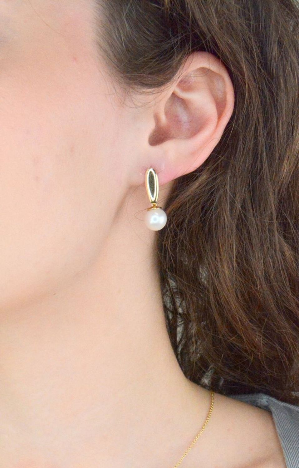 Kolczyki złote wiszące perły pr 585, E5PPBOUO15PE. Złote kolczyki wykonane z najwyższej jakości żółtego złota, próba 585 ozdobione perłą. Kolczyki w modowym stylu, wpisujące się w obecne trendy1.jpg