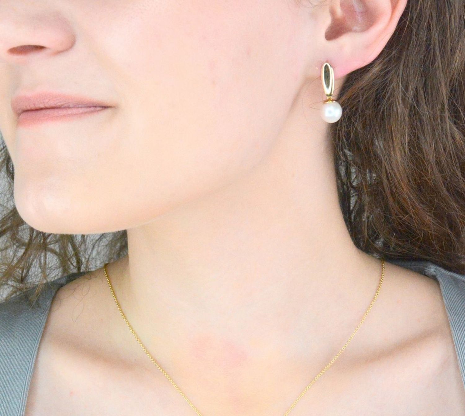 Kolczyki złote wiszące perły pr 585, E5PPBOUO15PE. Złote kolczyki wykonane z najwyższej jakości żółtego złota, próba 585 ozdobione perłą. Kolczyki w modowym stylu, wpisujące się w obecne trendy1.jpg