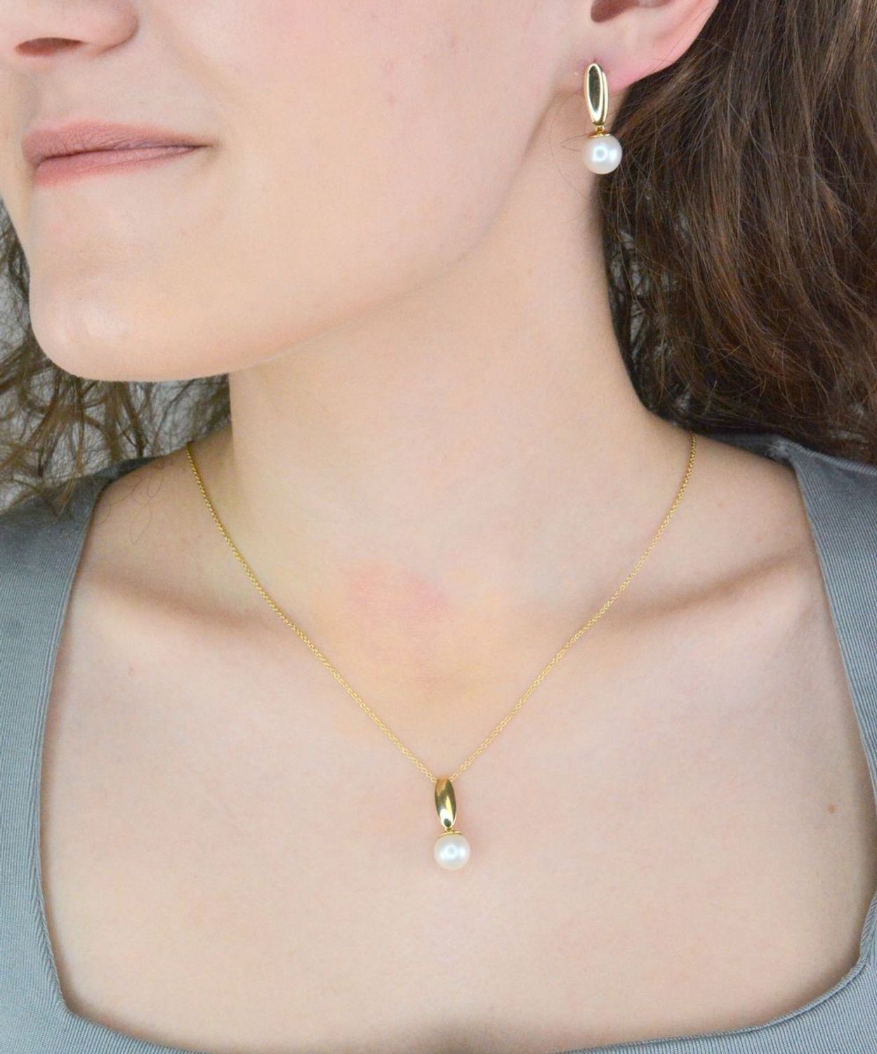 Kolczyki złote wiszące perły pr 585, E5PPBOUO15PE. Złote kolczyki wykonane z najwyższej jakości żółtego złota, próba 585 ozdobione perłą. Kolczyki w modowym stylu, wpisujące się w obecne trendy1.jpg