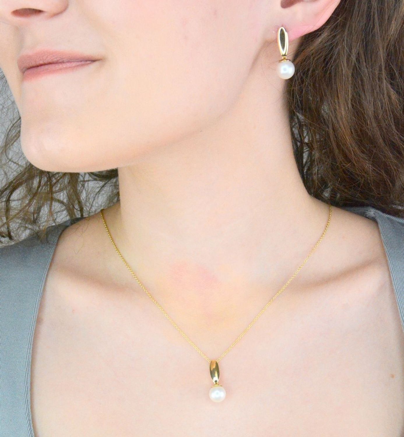 Kolczyki złote wiszące perły pr 585, E5PPBOUO15PE. Złote kolczyki wykonane z najwyższej jakości żółtego złota, próba 585 ozdobione perłą. Kolczyki w modowym stylu, wpisujące się w obecne trendy1.jpg