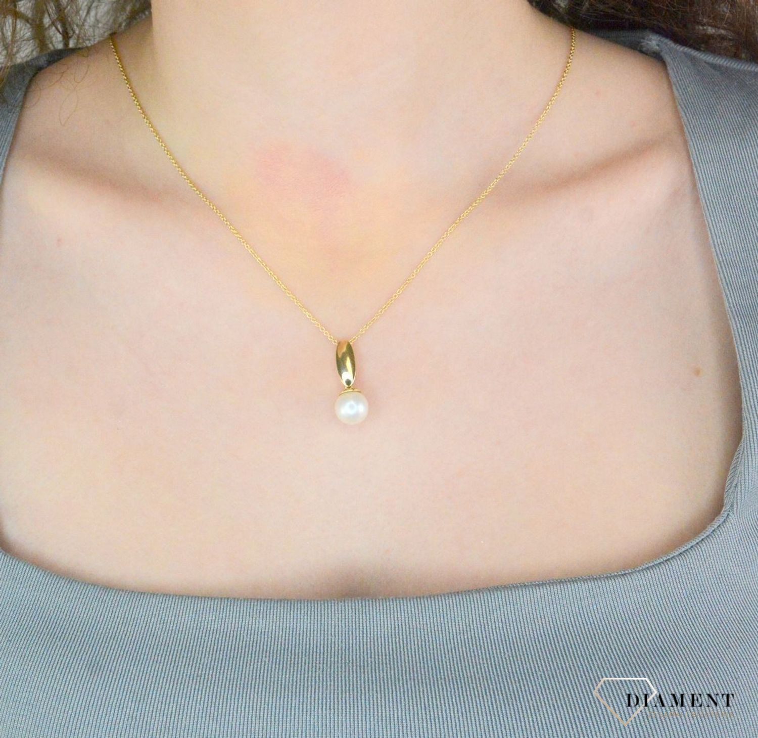 Naszyjnik złoty z perłą pr 585, E5PPBOUP04PE Złoty naszyjnik 585 celebrytka z zawieszką perłą. Niezwykły blask szlachetnego kruszcu zamknięty w wyjątkowej formie.1.jpg