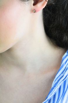 Kolczyki Arenart E65984Y – złoto 375 z brylantami, pleciona forma (1).jpg