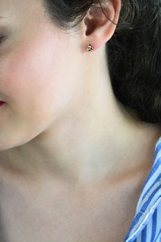 Kolczyki Arenart E65984Y – złoto 375 z brylantami, pleciona forma (2).jpg