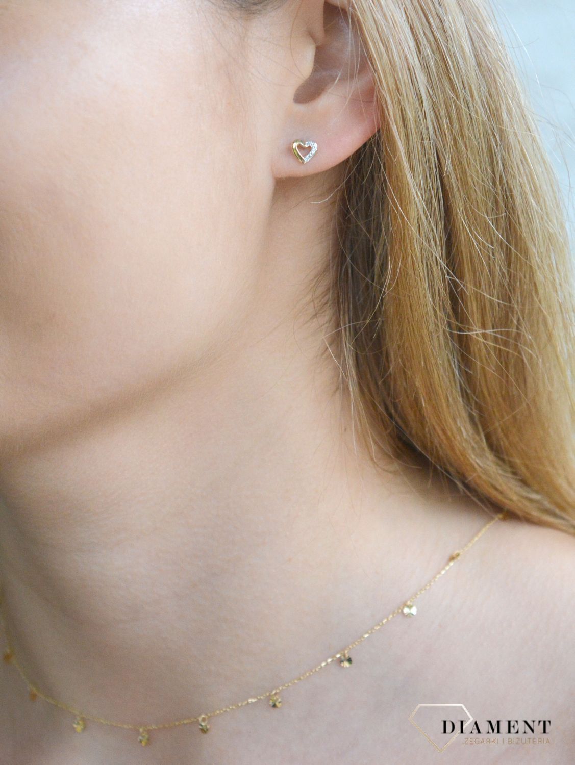 Złote kolczyki damskie 585 Serca z diamentami 0,01 ct E69371YS.  Biżuteria wykonana z żółtego 14 karatowego złota o formie delikatnych serc, oba kolczyki ozdobione sześcioma Diamentami o masie 0,01 ct, barwie H i czystości SI..jpg