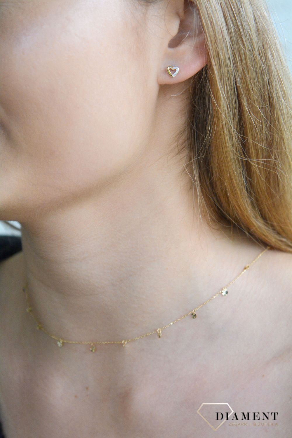 Złote kolczyki damskie 585 Serca z diamentami 0,01 ct E69371YS.  Biżuteria wykonana z żółtego 14 karatowego złota o formie delikatnych serc, oba kolczyki ozdobione sześcioma Diamentami o masie 0,01 ct, barwie H i czystości SI..jpg