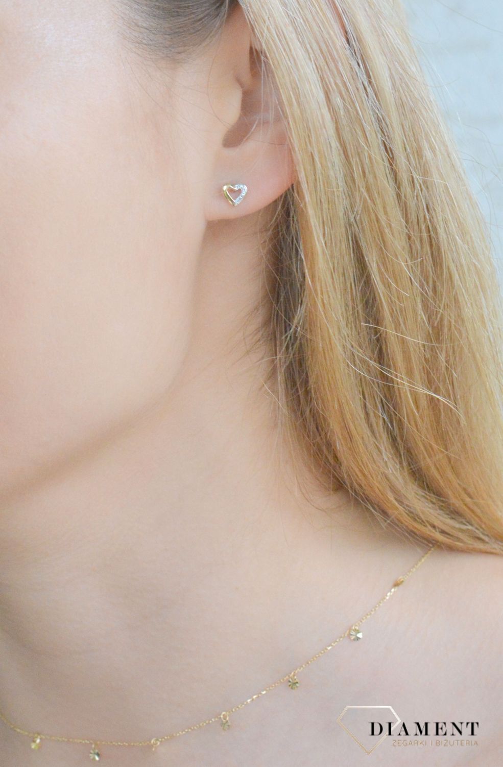 Złote kolczyki damskie 585 Serca z diamentami 0,01 ct E69371YS.  Biżuteria wykonana z żółtego 14 karatowego złota o formie delikatnych serc, oba kolczyki ozdobione sześcioma Diamentami o masie 0,01 ct, barwie H i czystości SI..jpg