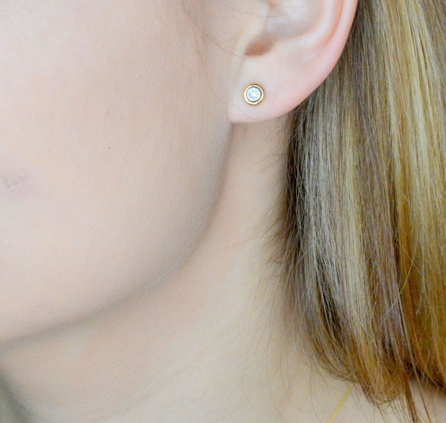 Złote kolczyki 585 damskie wkrętki z diamentami 0800000179 Kolczyki HSI 0.04ct2  E69378 YW.  Kolczyki będą idealnym dodatkiem do każdej stylizacji. Kolczyki z brylantami wielkości 0,04 ct, czystości SI oraz barwie H..jpg