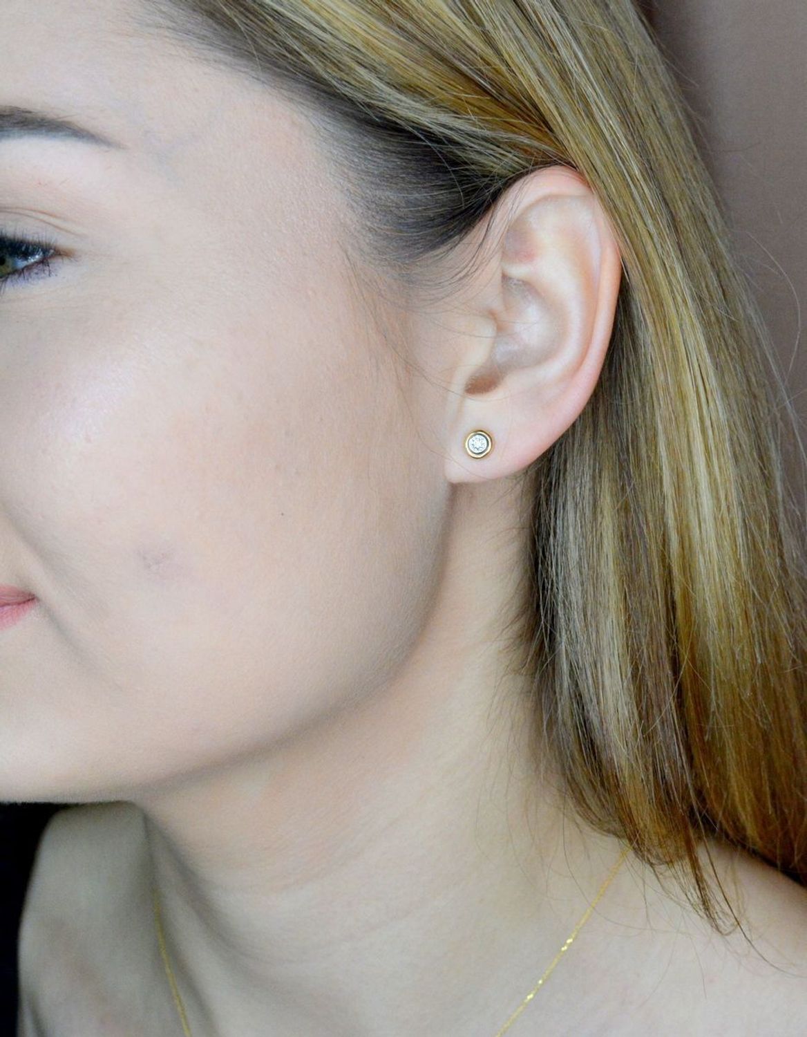 Złote kolczyki 585 damskie wkrętki z diamentami 0800000179 Kolczyki HSI 0.04ct2  E69378 YW.  Kolczyki będą idealnym dodatkiem do każdej stylizacji. Kolczyki z brylantami wielkości 0,04 ct, czystości SI oraz barwie H..jpg