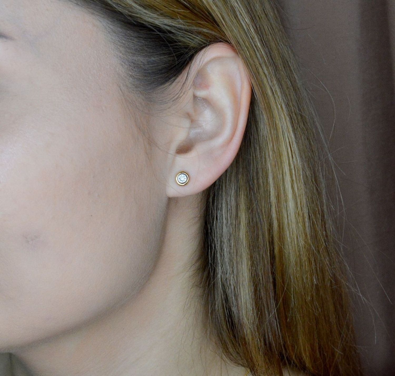 Złote kolczyki 585 damskie wkrętki z diamentami 0800000179 Kolczyki HSI 0.04ct2  E69378 YW.  Kolczyki będą idealnym dodatkiem do każdej stylizacji. Kolczyki z brylantami wielkości 0,04 ct, czystości SI oraz barwie H..jpg